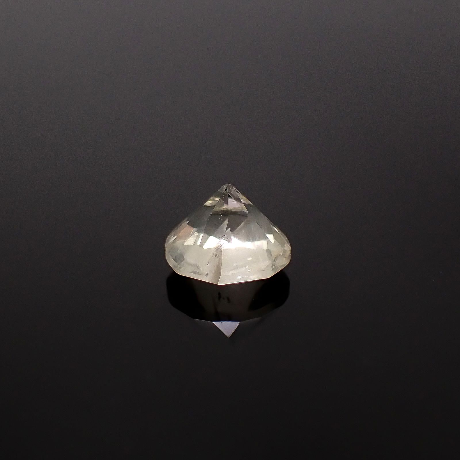 リューサイト 遊色効果あり イタリア産 0.69ct / 6x6mm前後 [260131560]