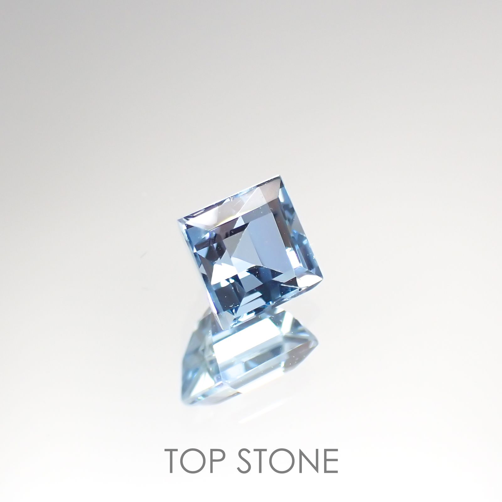 アクアマリン サンタマリアカラー(宝石名アクアマリン) モザンビーク産 0.73ct 識別済[210812594]4.9×4.8mm前後