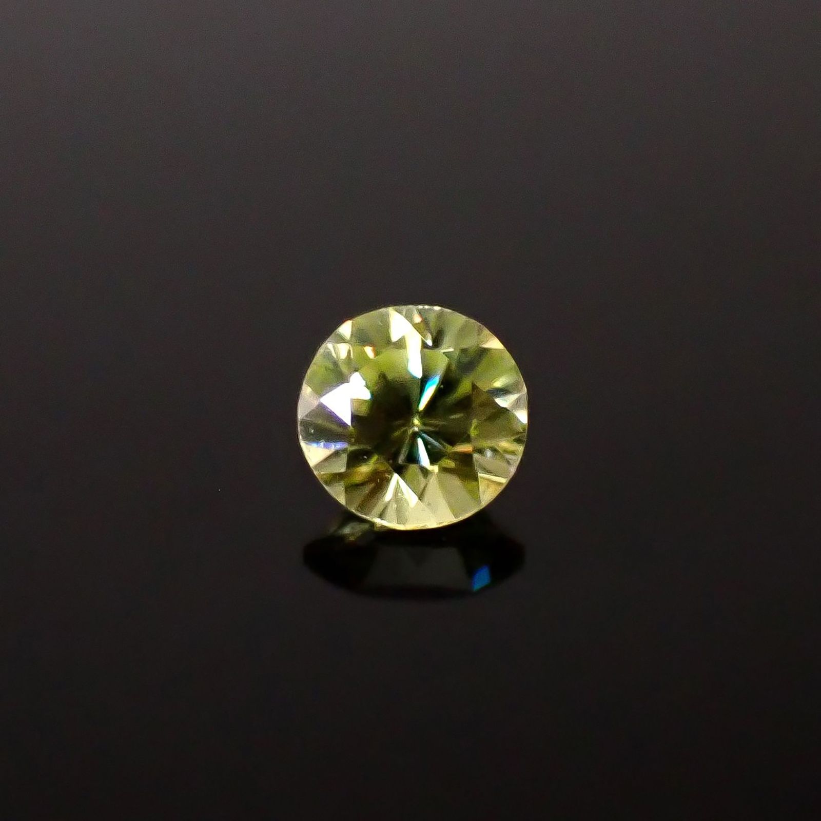 スフェーン(宝石名スフェーン)マダガスカル産 識別済 0.42ct / 4.6x4.5mm前後 [251231365]
