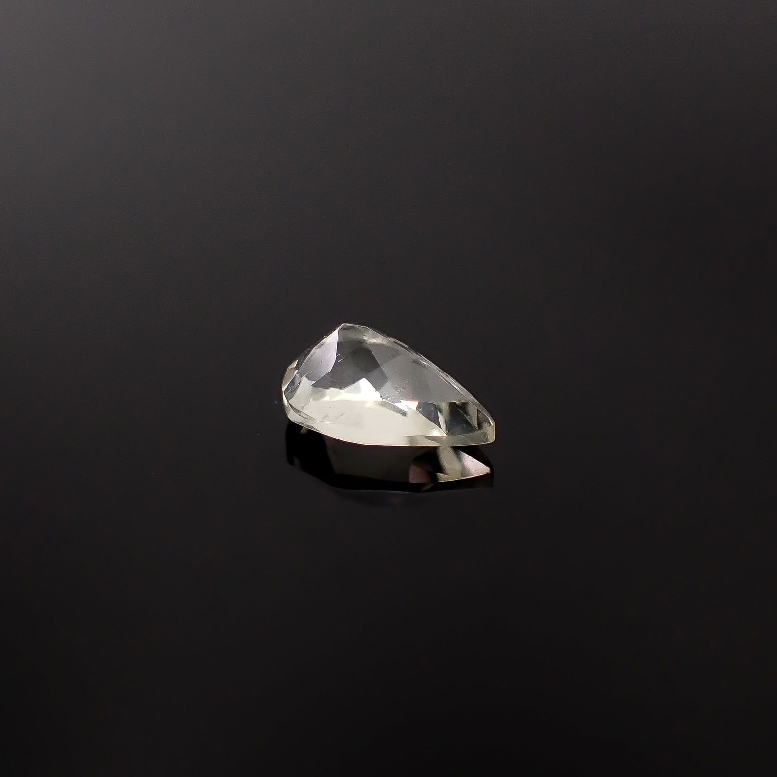 リューサイト 遊色効果あり(宝石名リューサイト)イタリア産 識別済 0.45ct / 6.8x4.4mm前後 [260131553]