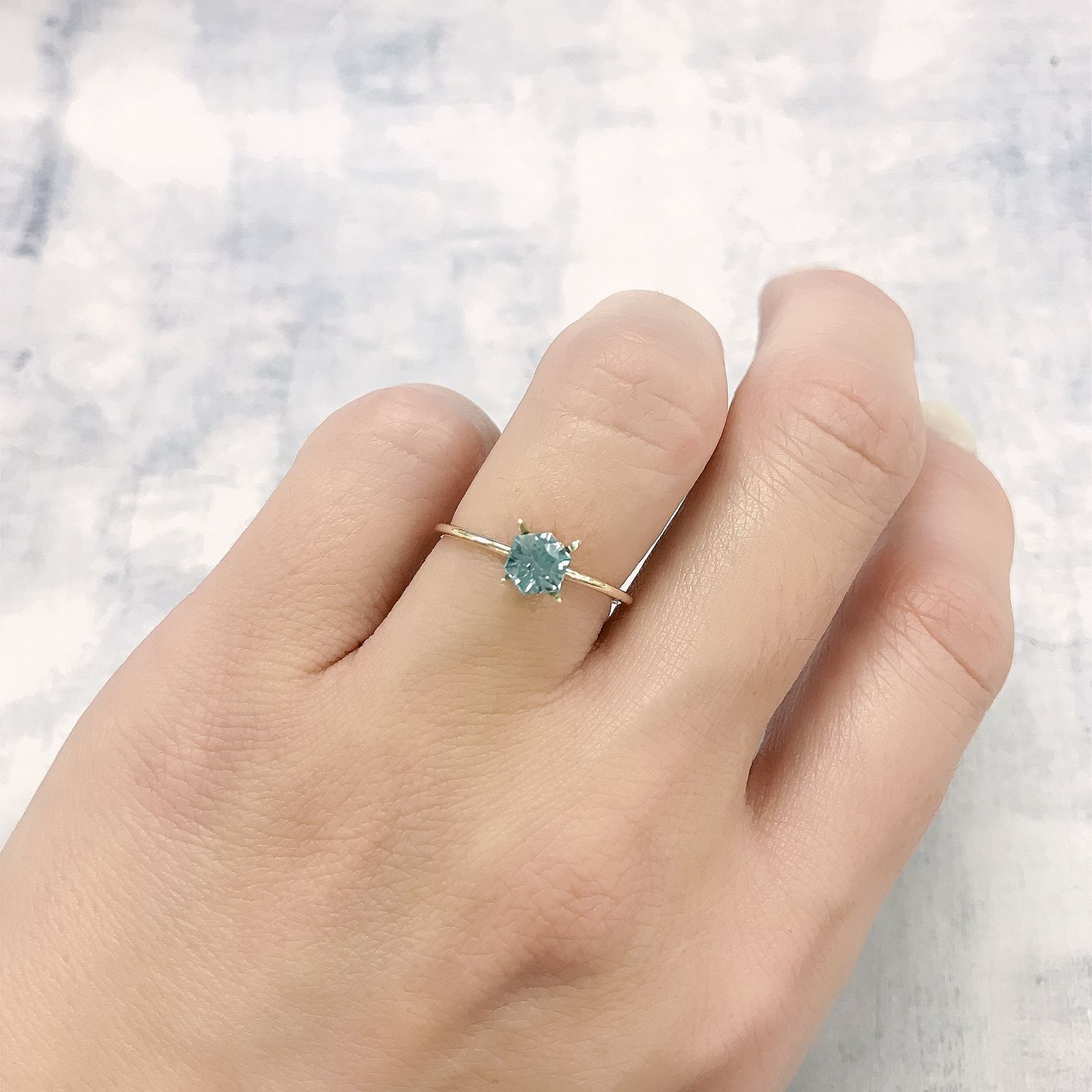 ◇ヘキサゴンカット◇ブルージルコン(宝石名ジルコン)カンボジア産 0.73ct 識別済[220113994]4.8x4.8mm前後
