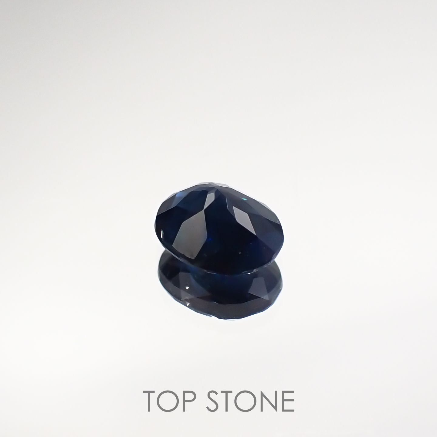 ミルキーシーンサファイア非加熱(宝石名シーン・サファイア) ケニア産 0.68ct 識別済[210712079]5.7×4.7mm前後