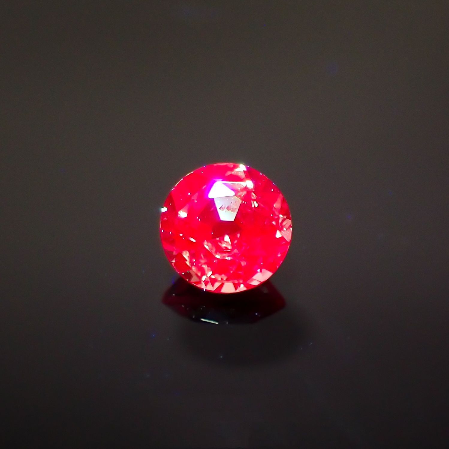 アレキサンドライト(宝石名アレキサンドライト)ブラジル産/EmeraldMains社製 0.148ct ソ付(彩珠)[220516025]3.2x3.2mm前後