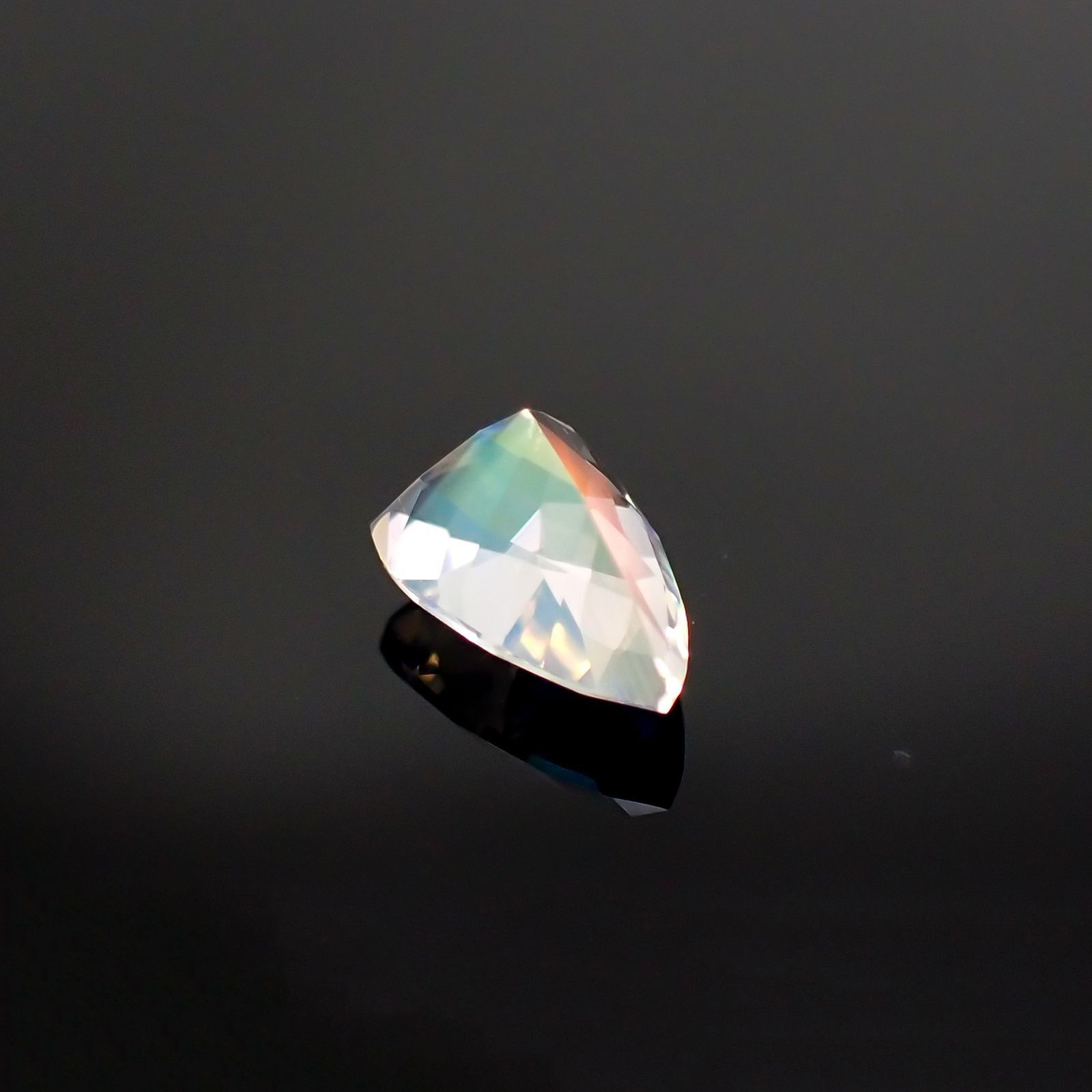 レインボームーンストーン(宝石名ラブラドライト) マダガスカル産 ソ付(彩珠) 1.041ct / 8.2x5.7mm前後 [251211598]