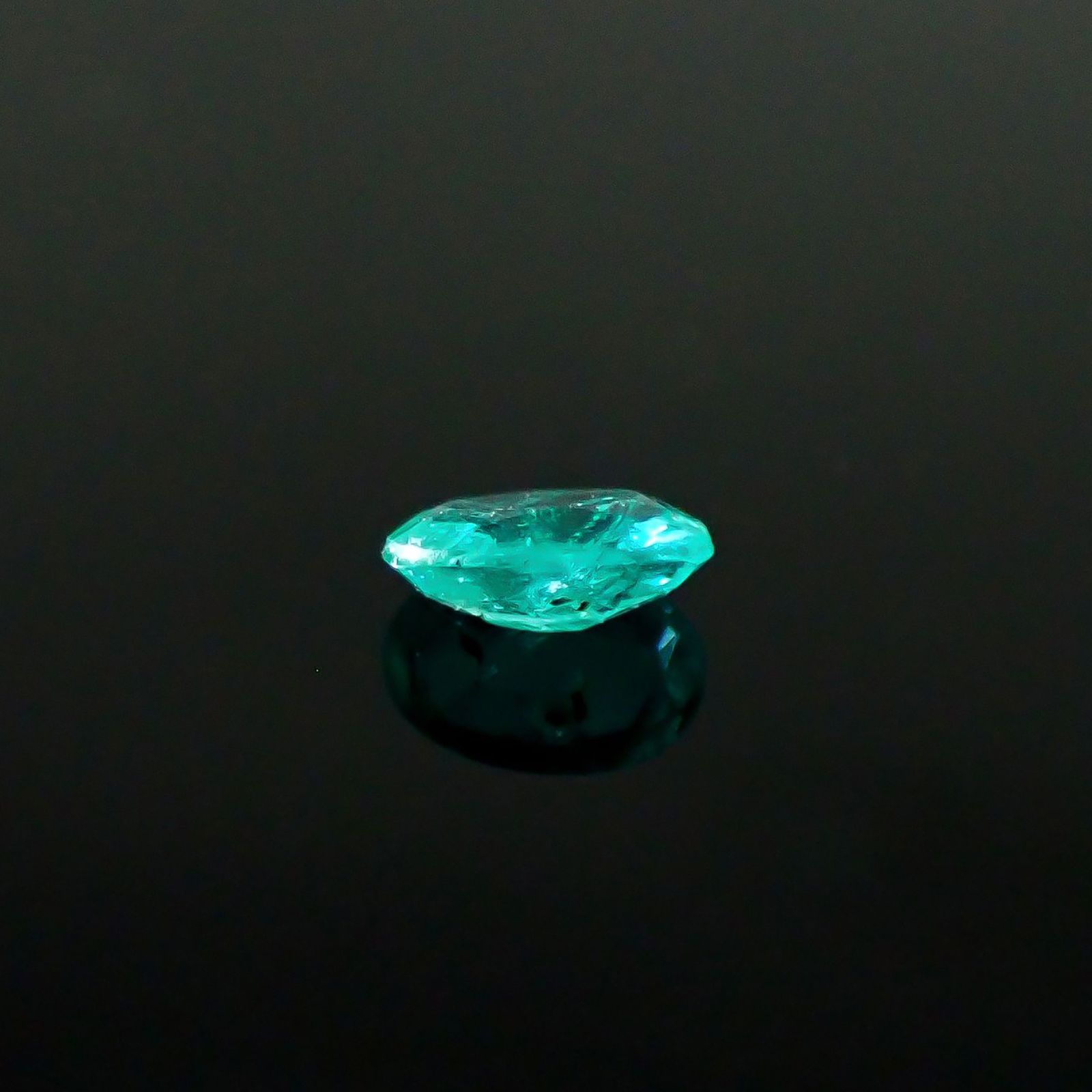 パライバトルマリン ブラジル・パライバ州バターリャ鉱山産 0.11ct / 3.8x2.7mm前後 [250931082]