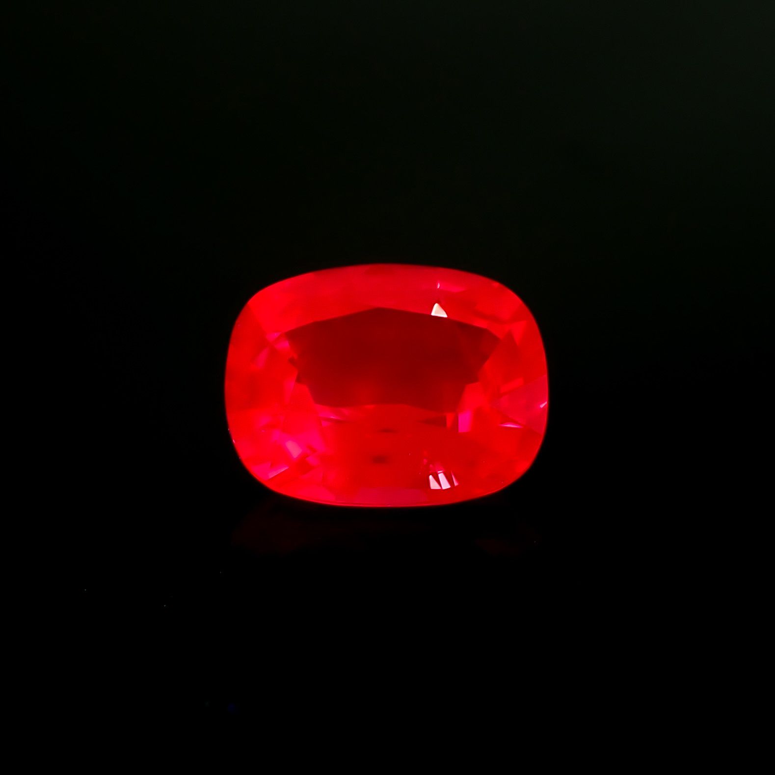 ホットピンクスピネル タンザニア・マヘンゲ産 3.07ct / 10x8mm前後 [260732610]