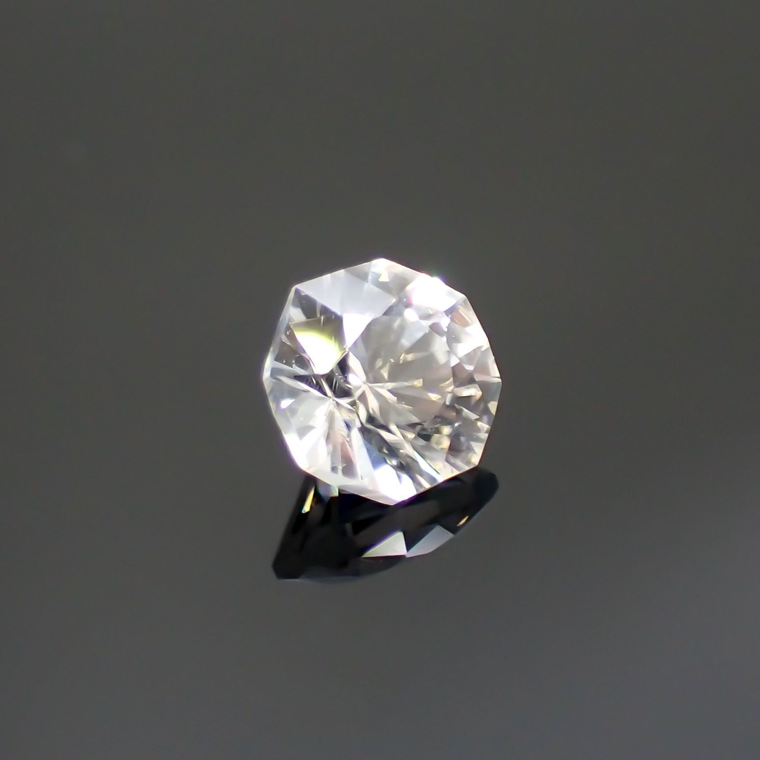◇オクタゴンカット◇カラーレスジルコン(宝石名ホワイト・ジルコン)スリランカ/カンボジア産 0.85ct 識別済[240214286]4.9x4.9mm前後