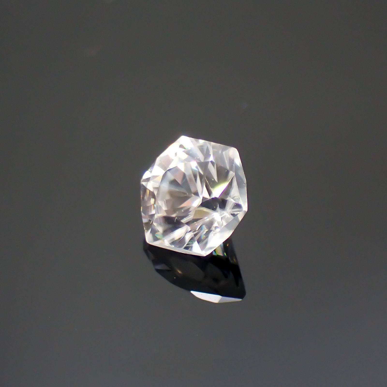 ◇ヘキサゴンカット◇カラーレスジルコン(宝石名ホワイト・ジルコン)スリランカ/カンボジア産 1.00ct 識別済[240214278]5x4.9mm前後