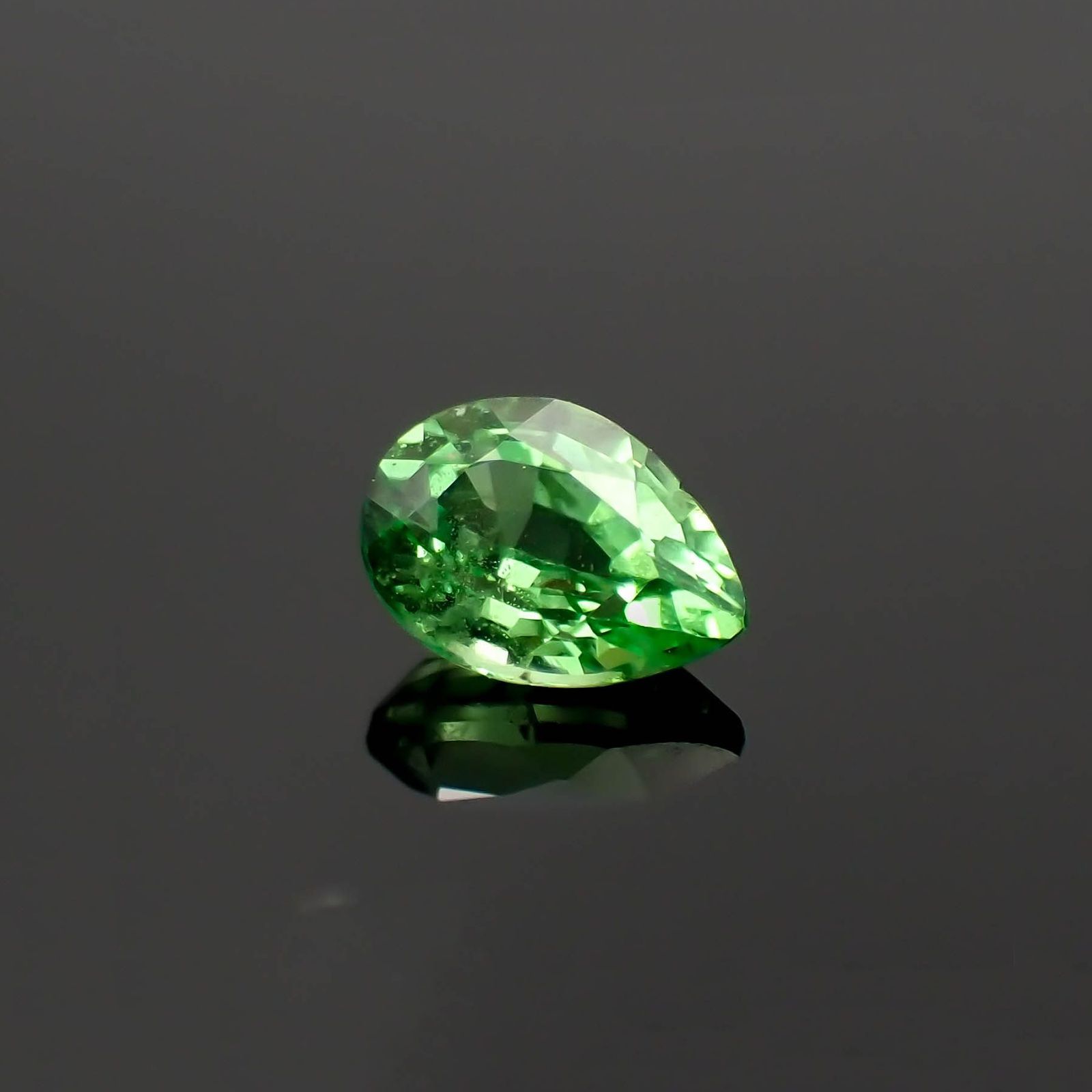ミントガーネット(宝石名グリーン グロッシュラー・ガーネット)タンザニア産 識別済 0.24ct / 4.5x3.2mm前後 [260219976]