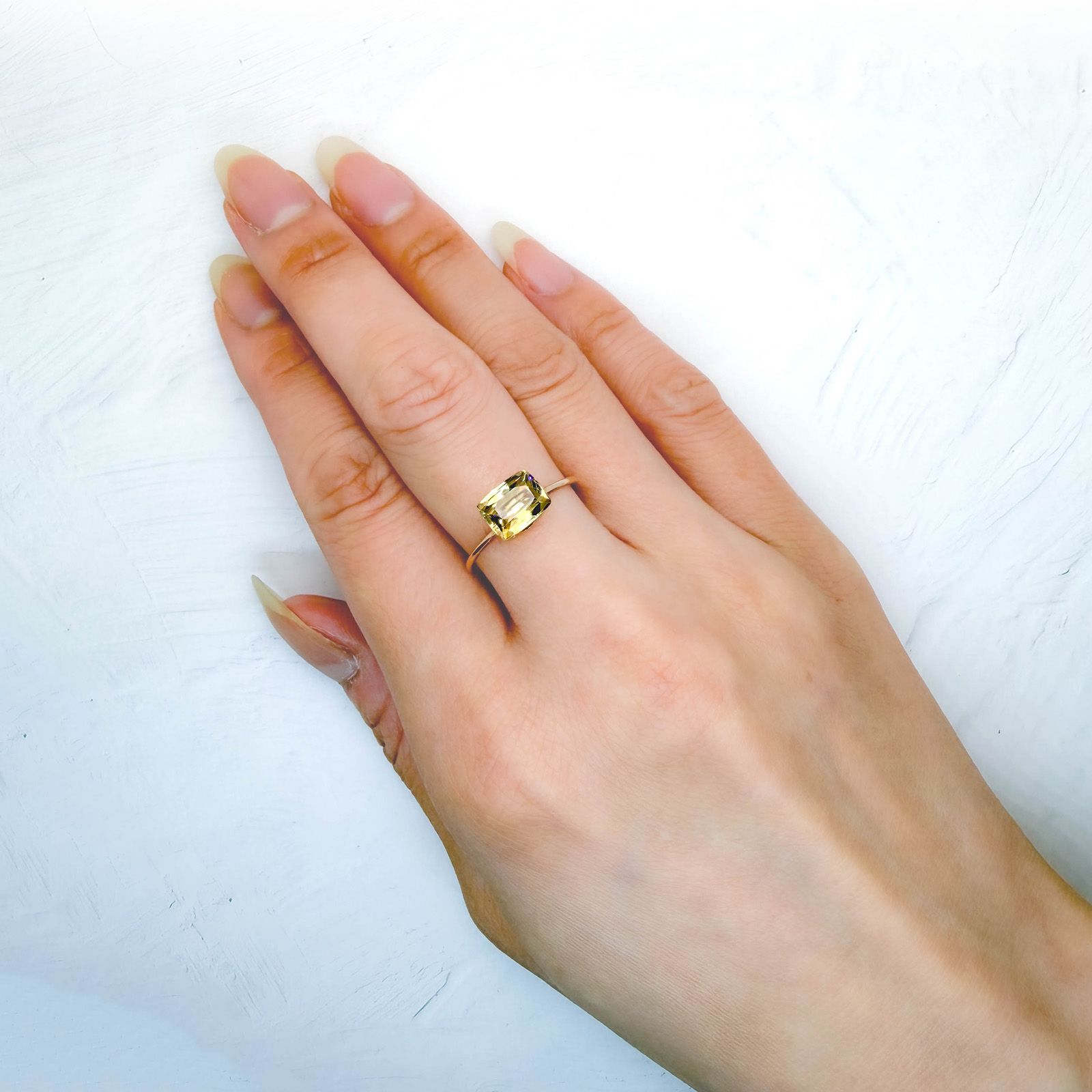 イエロージルコン スリランカ/カンボジア産 2.28ct / 8x6mm前後 [260932969]