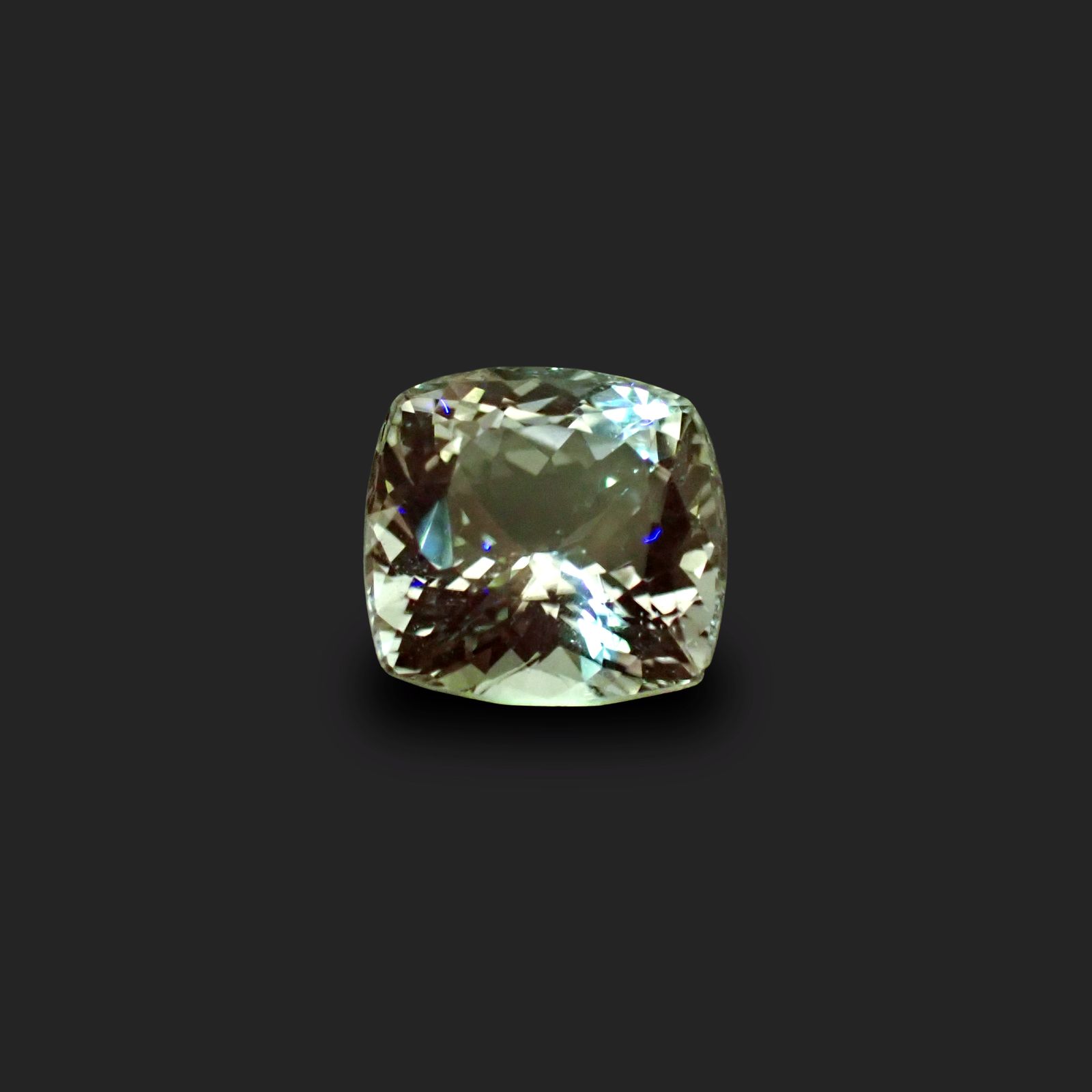 ブルースポジュミン フルオレッセンス(宝石名スポジュミン)アフガニスタン産 13.56ct ソ付(彩珠)[221018695]14x13.7mm前後
