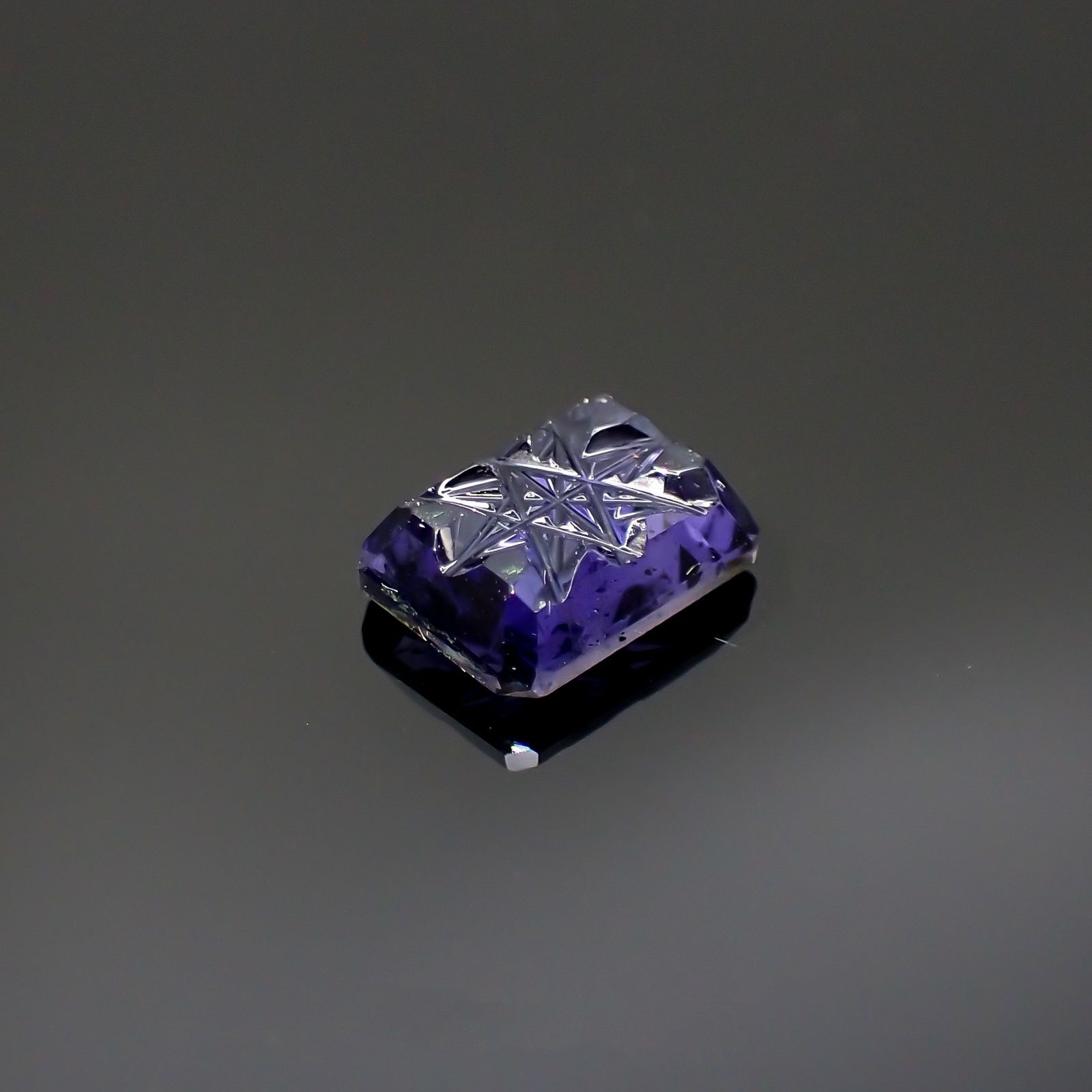 ◇甲州貴石切子Plus Three◇アイオライトサンストーン カード付き インド/ブラジル産 1.38ct[220114606]8.1x6.2mm前後