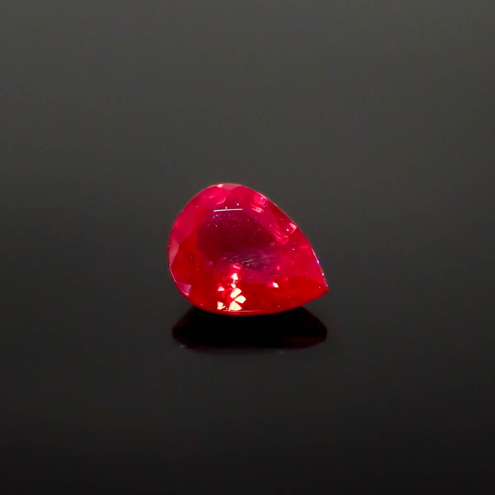 レッドスピネル(宝石名レッド・スピネル)タンザニア産 0.31ct 識別済[240728577]5x3.8mm前後