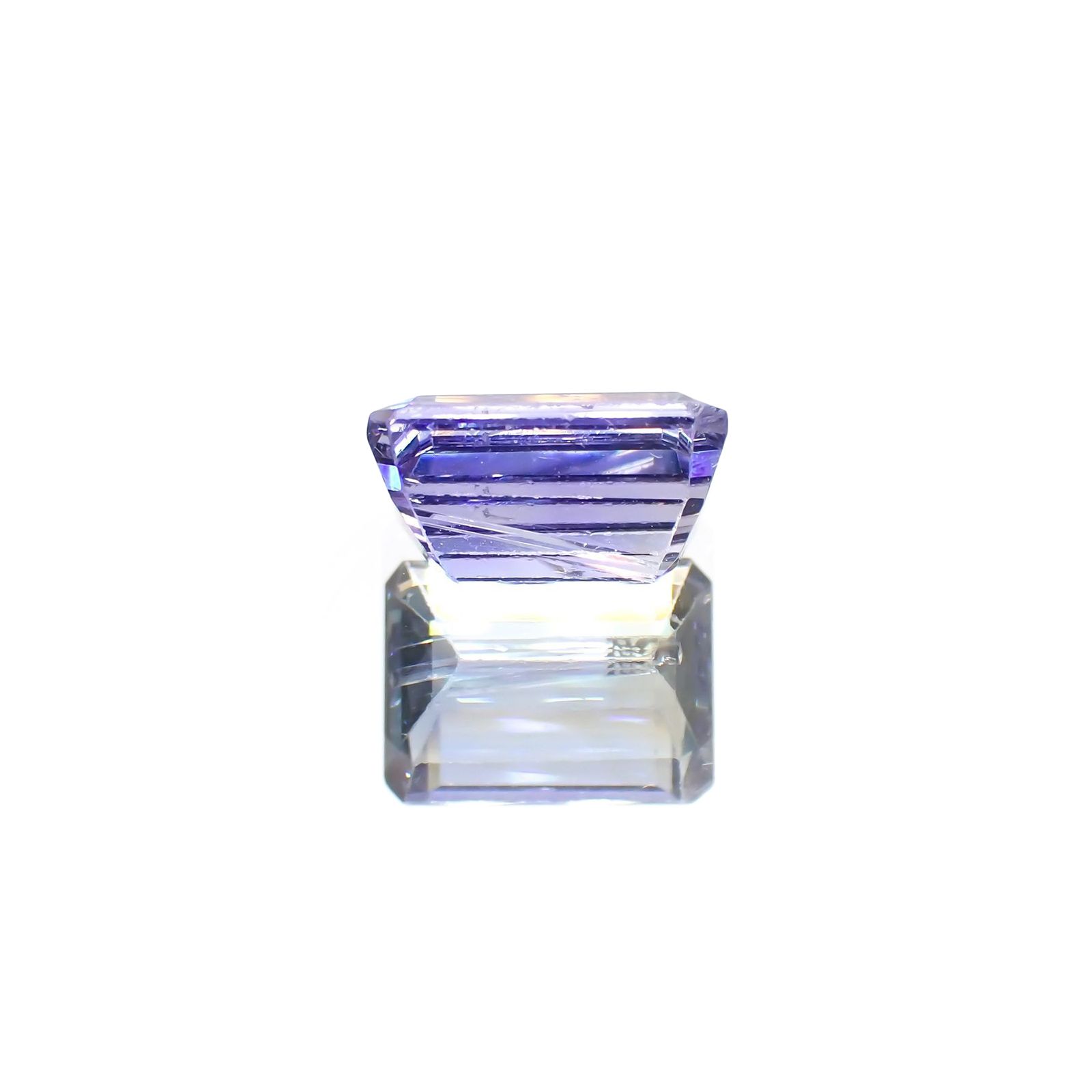 バイカラータンザナイト(宝石名タンザナイト) タンザニア産 ソ付(彩珠) 2.447ct / 8.5x6.3mm前後 [210410778]