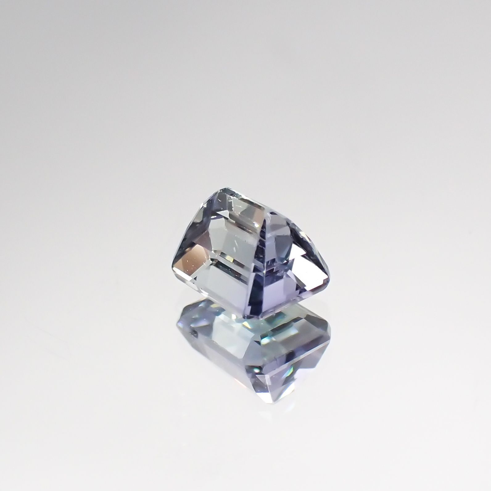 バイカラータンザナイト(宝石名バイカラー・ゾイサイト) タンザニア産 0.618ct ソ付(彩珠)[210711579]4.7×3.7mm前後