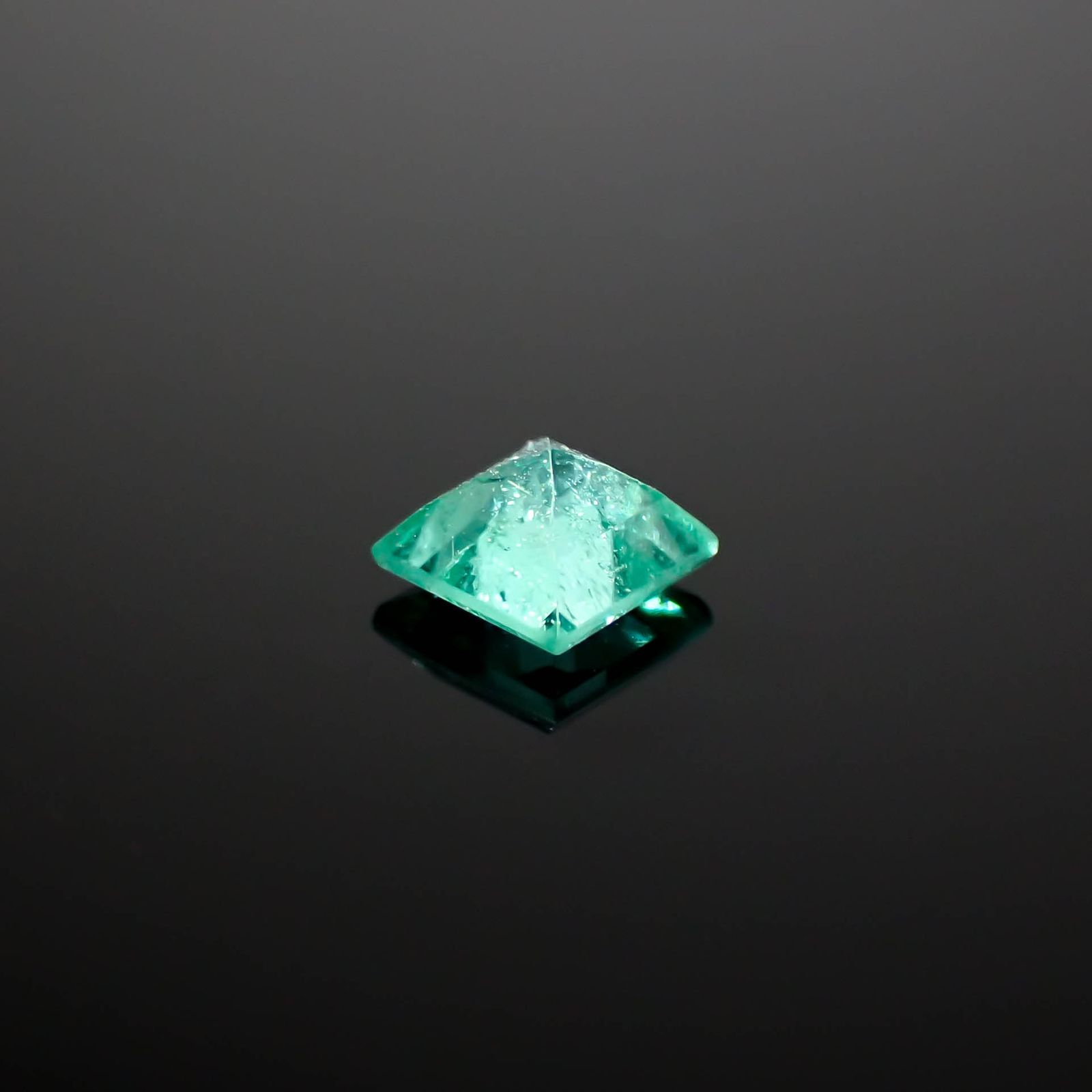 パライバトルマリン(宝石名トルマリン/別名パライバ・トルマリン)ブラジル・キントス鉱山産 0.25ct 識別済[250730741]3.6x3.6mm前後