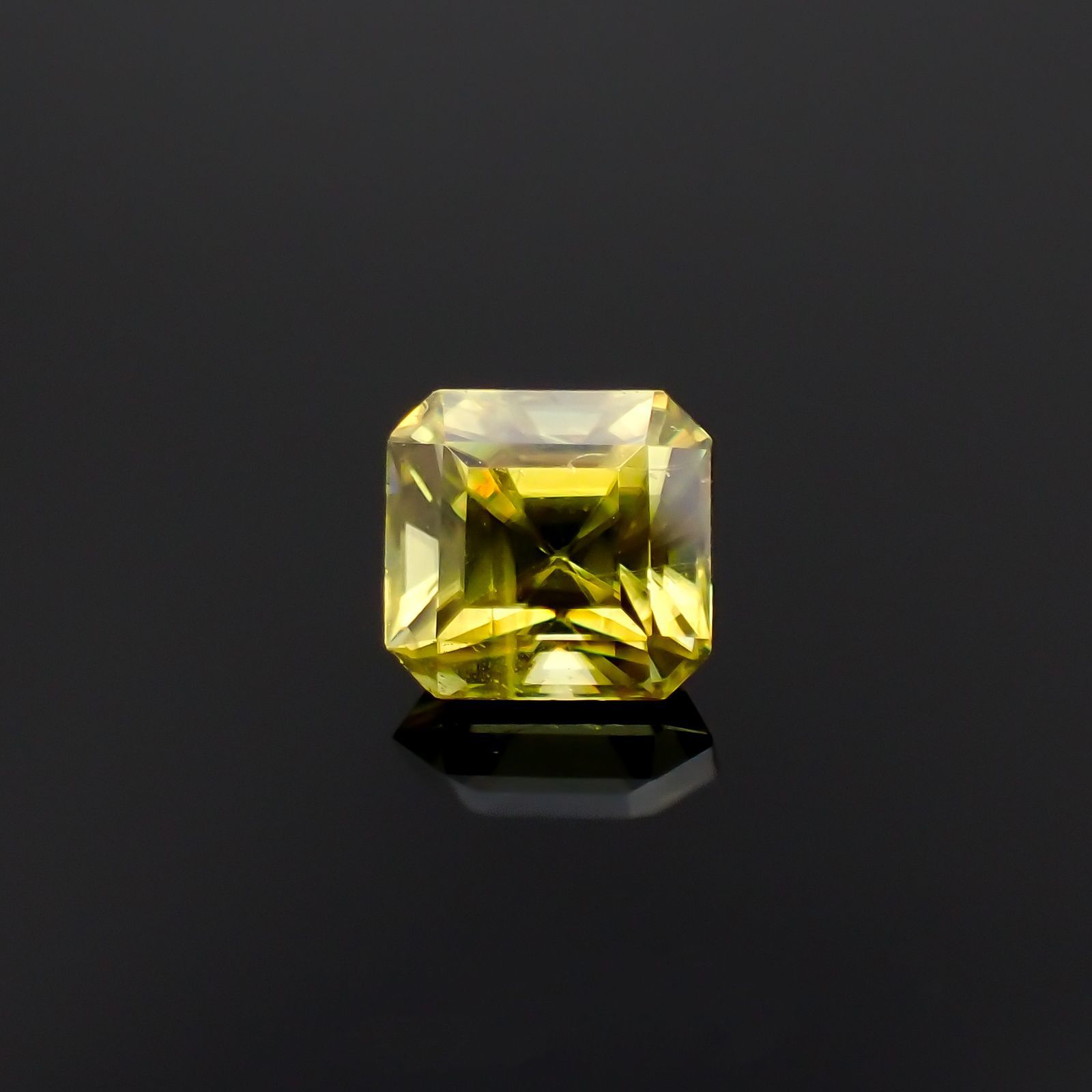 スフェーン(宝石名スフェーン)マダガスカル産 0.85ct 識別済[230120093]5.3x5mm前後