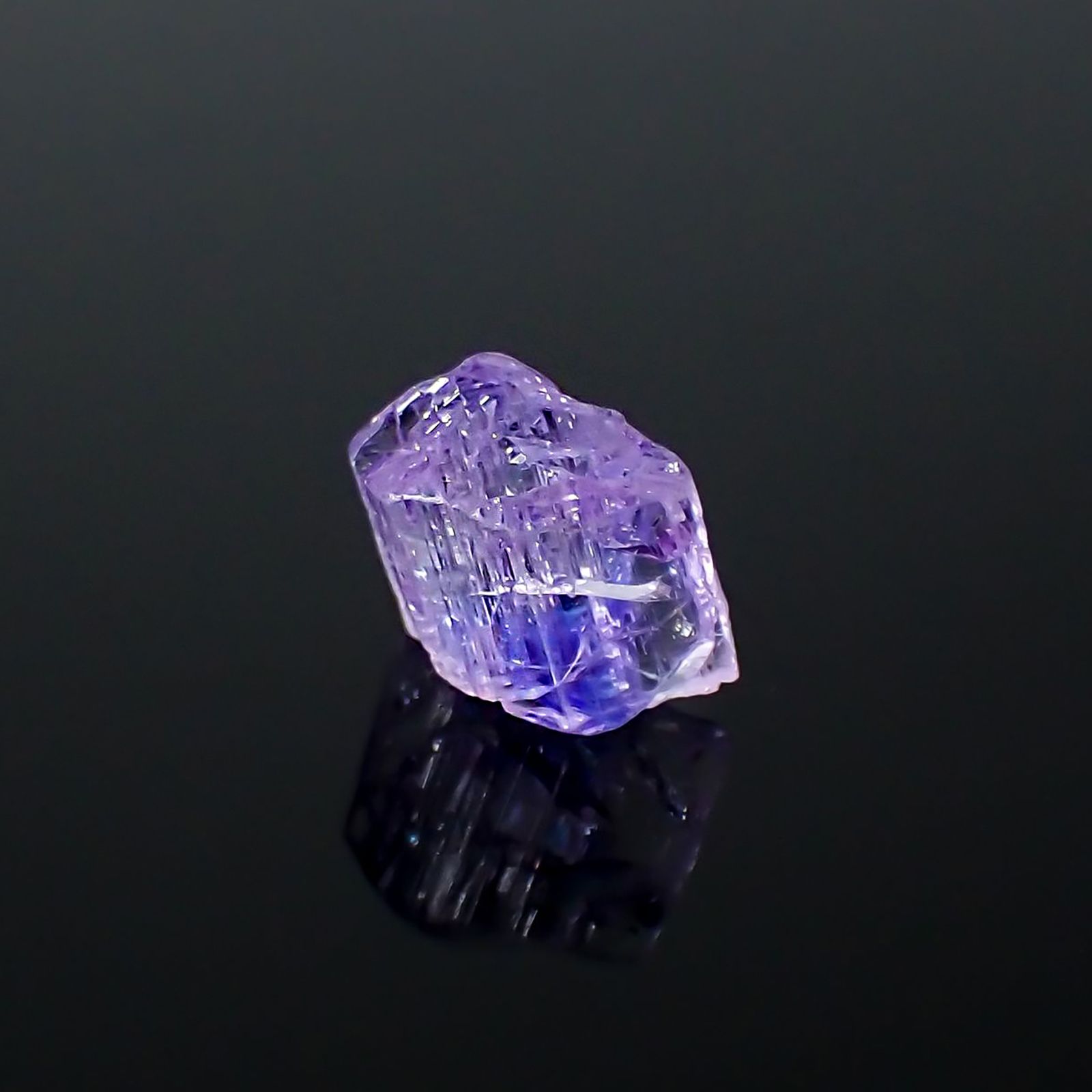 バイカラータンザナイト 原石 タンザニア産 3.52ct / 10.1x8.9mm前後 [260424985]