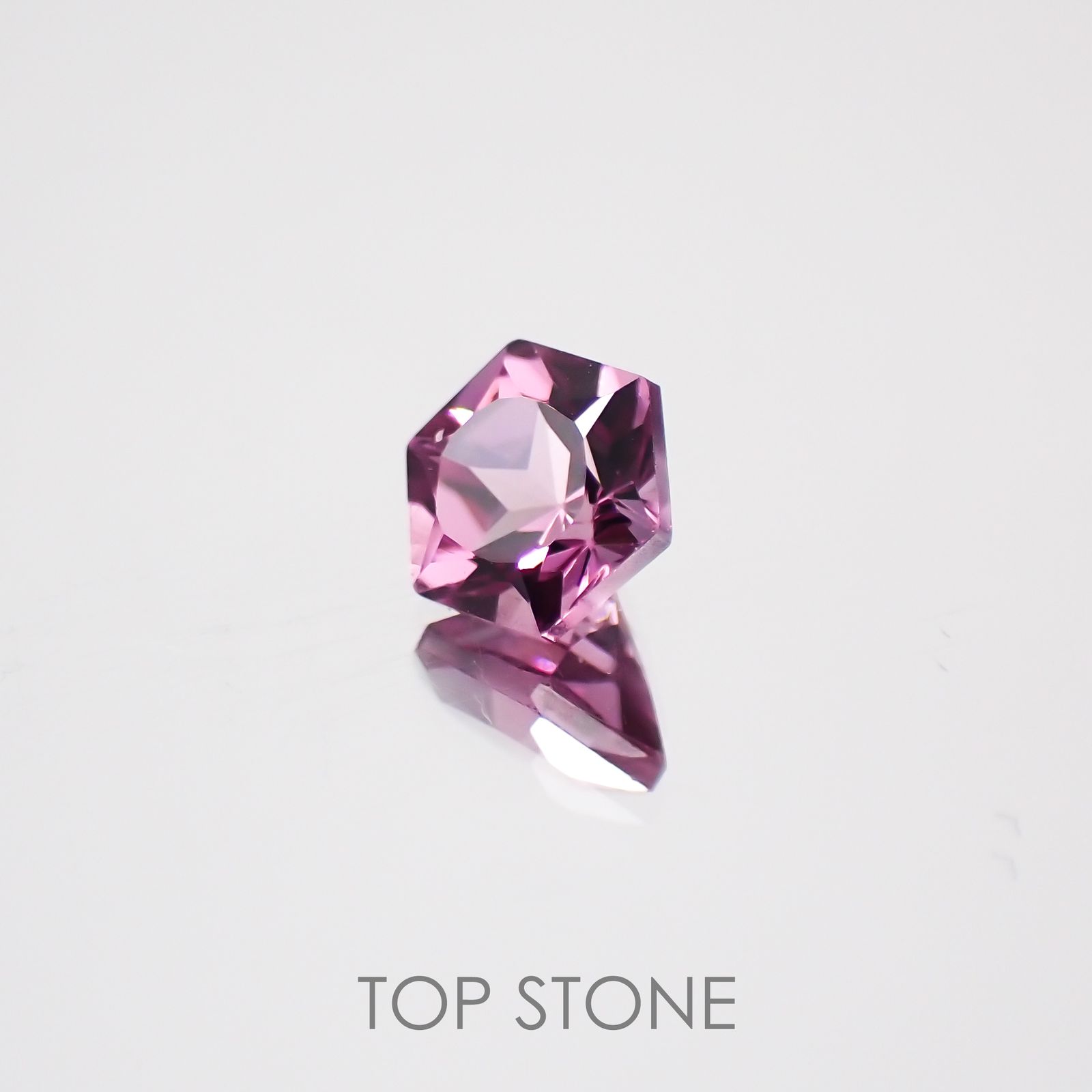 ◇ヘキサゴンカット◇マラヤガーネットSA(宝石名ガーネット) タンザニア産 0.76ct 識別済[210611029]5×5mm前後