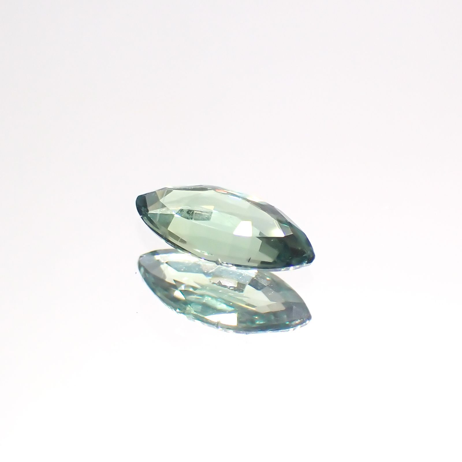 アレキサンドライト(宝石名アレキサンドライト)マダガスカル産 0.34ct 識別済[220114618]6.7x3.3mm前後