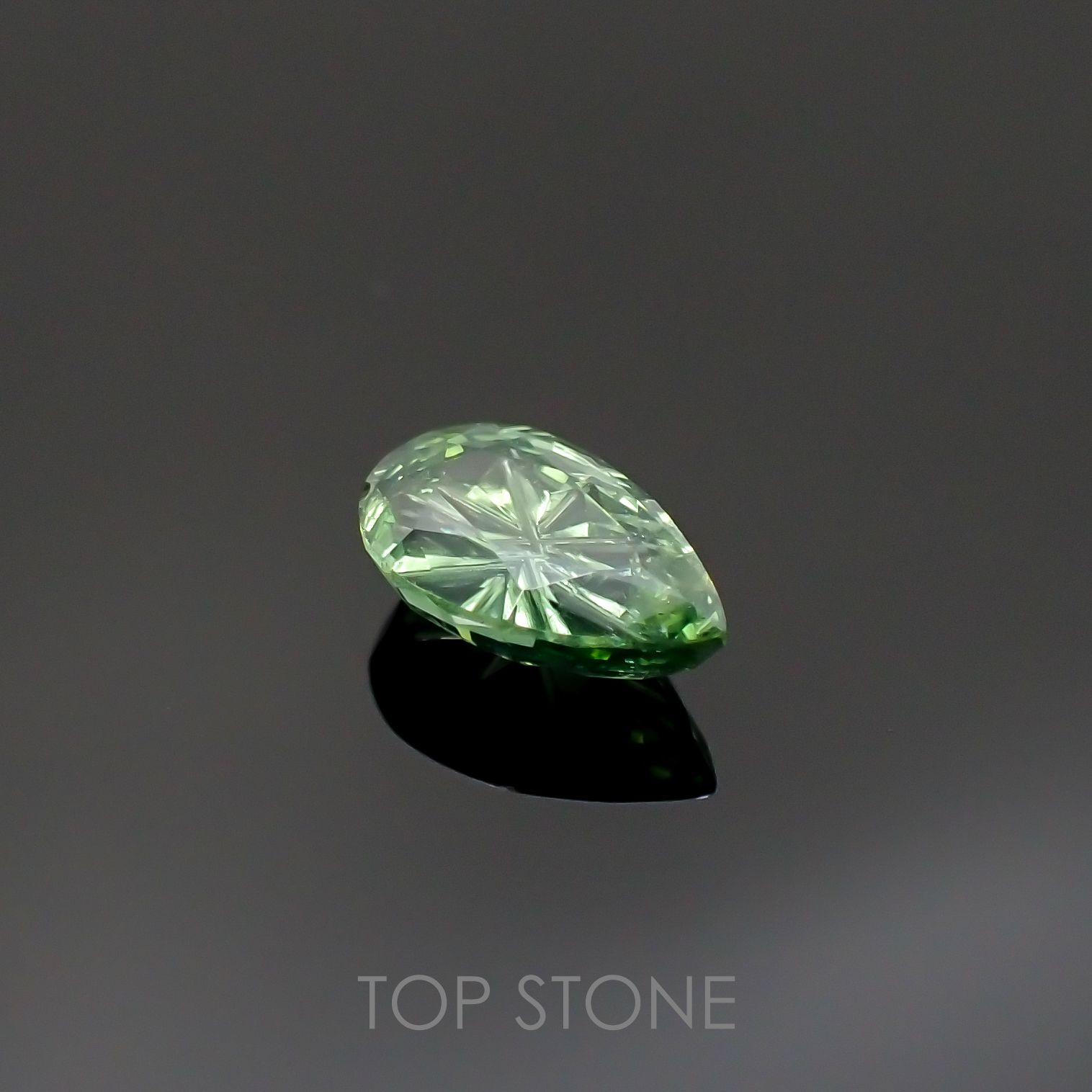 ◇甲州貴石切子Plus Three◇グリーンジルコン カード付き(宝石名ジルコン)スリランカ/コロンビア産 1.394ct 識別済[220616075]8.6x5.5mm前後