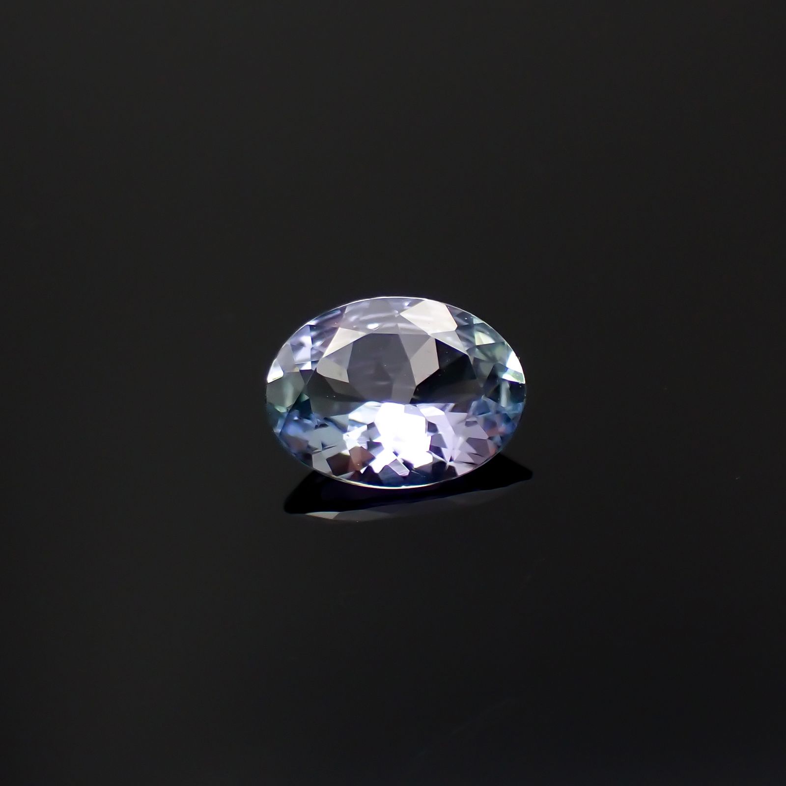 バイカラータンザナイト(宝石名タンザナイト/ゾイサイト)タンザニア産 0.95ct 識別済[230923505]8x6mm前後