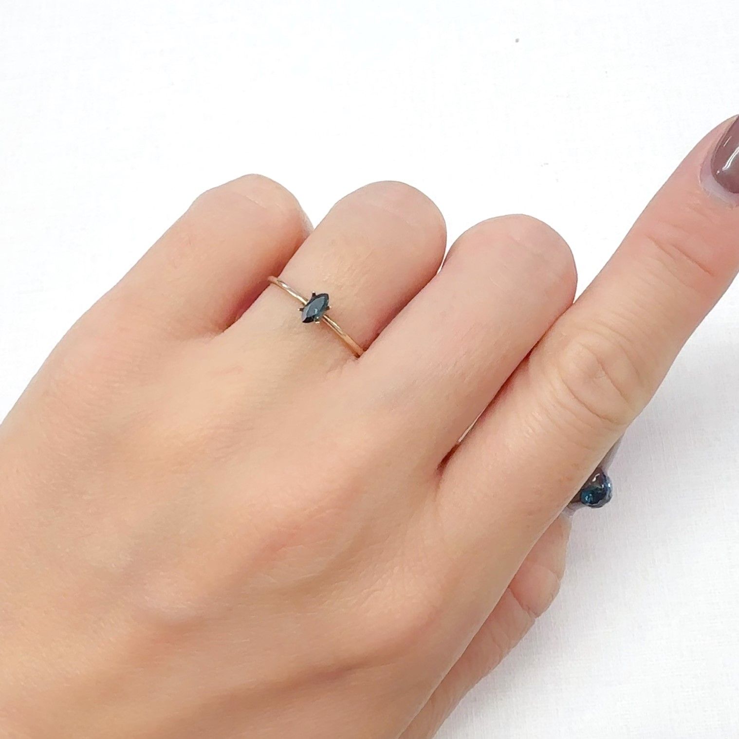 ベキリーブルーガーネット（カラーチェンジガーネット アレキタイプ） マダガスカル・ベキリー産 0.17ct[240628282]5x2.5mm前後