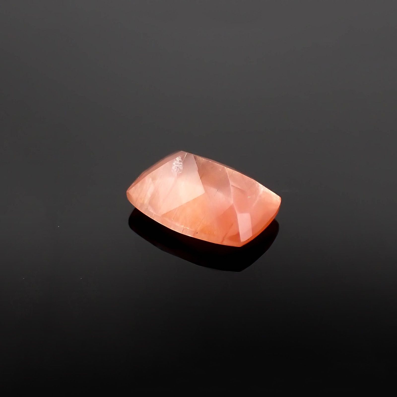 サンストーンスキャポライト(宝石名シーン・スキャポライト)タンザニア産 識別済 4.29ct / 12.8x9.2mm前後 [260819280]