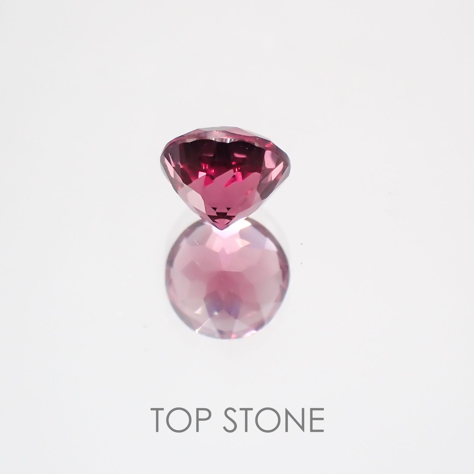 カラーチェンジマラヤガーネット タンザニア産 ルース 0.82ct[21059662]5.4×5.4mm前後