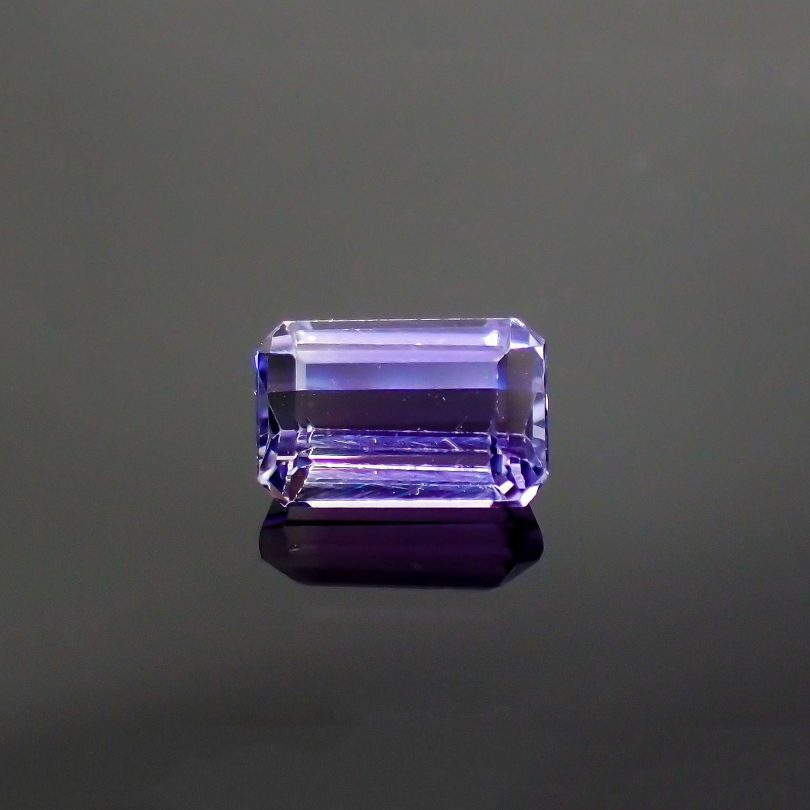 パーティカラータンザナイト(宝石名パーティカラード・ゾイサイト) タンザニア産 ソ付(彩珠) 0.891ct / 6.2x4.1mm前後 [260311850]