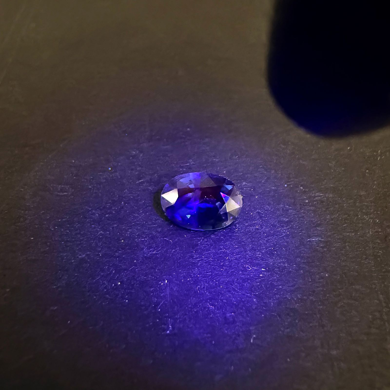 サファイア スリランカ/マダガスカル産 0.57ct / 6.2x4.3mm前後 [251031221]