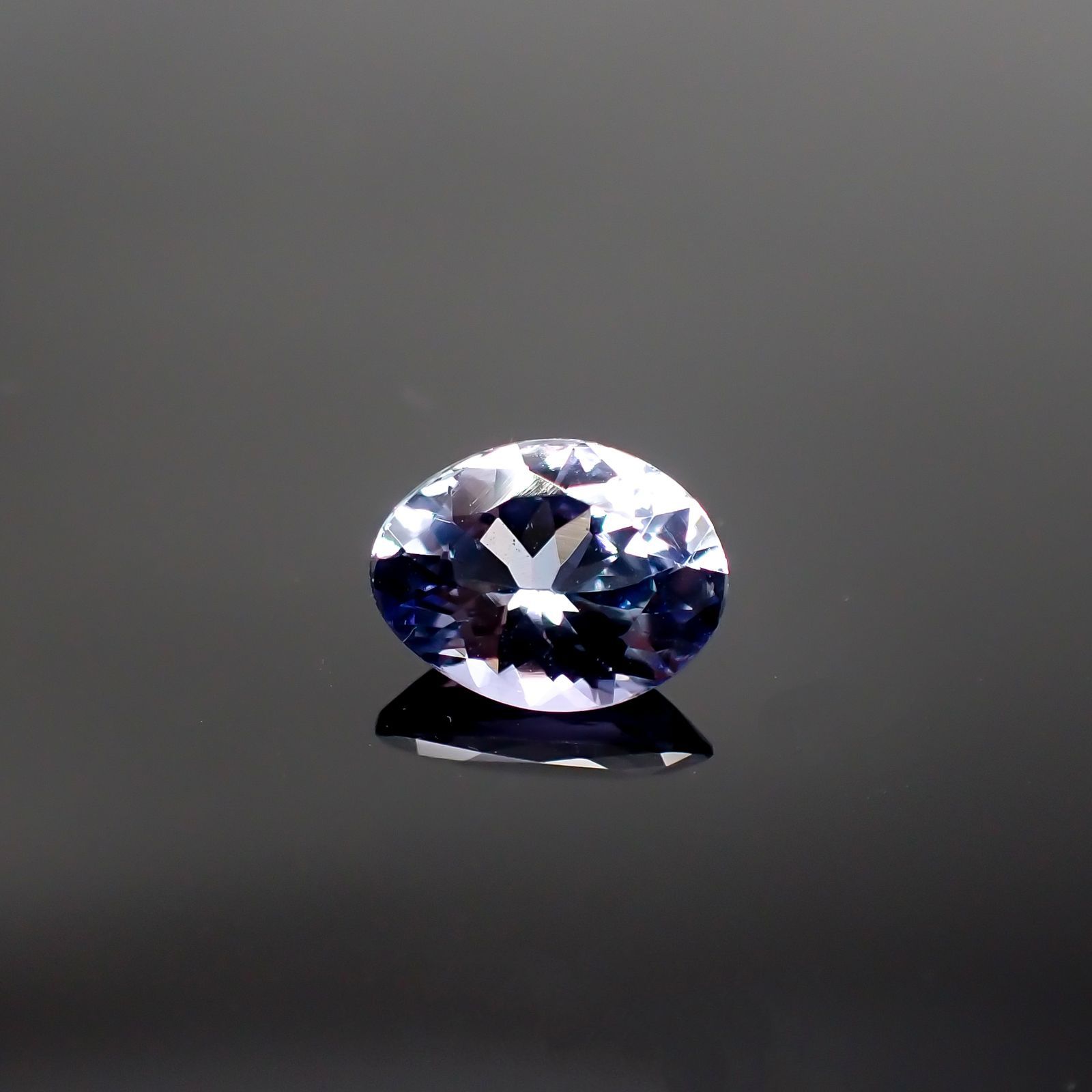 バイカラータンザナイト(宝石名タンザナイト) タンザニア産 1.665ct ソ付(彩珠)[210711829]8.9×6.8mm前後