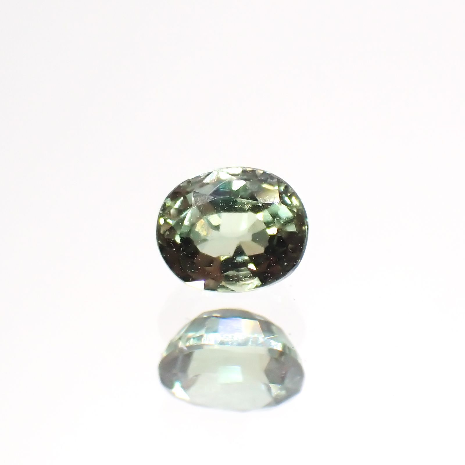アレキサンドライト(宝石名アレキサンドライト)マダガスカル産 0.29ct 識別済[220114614]3.9x3.2mm前後