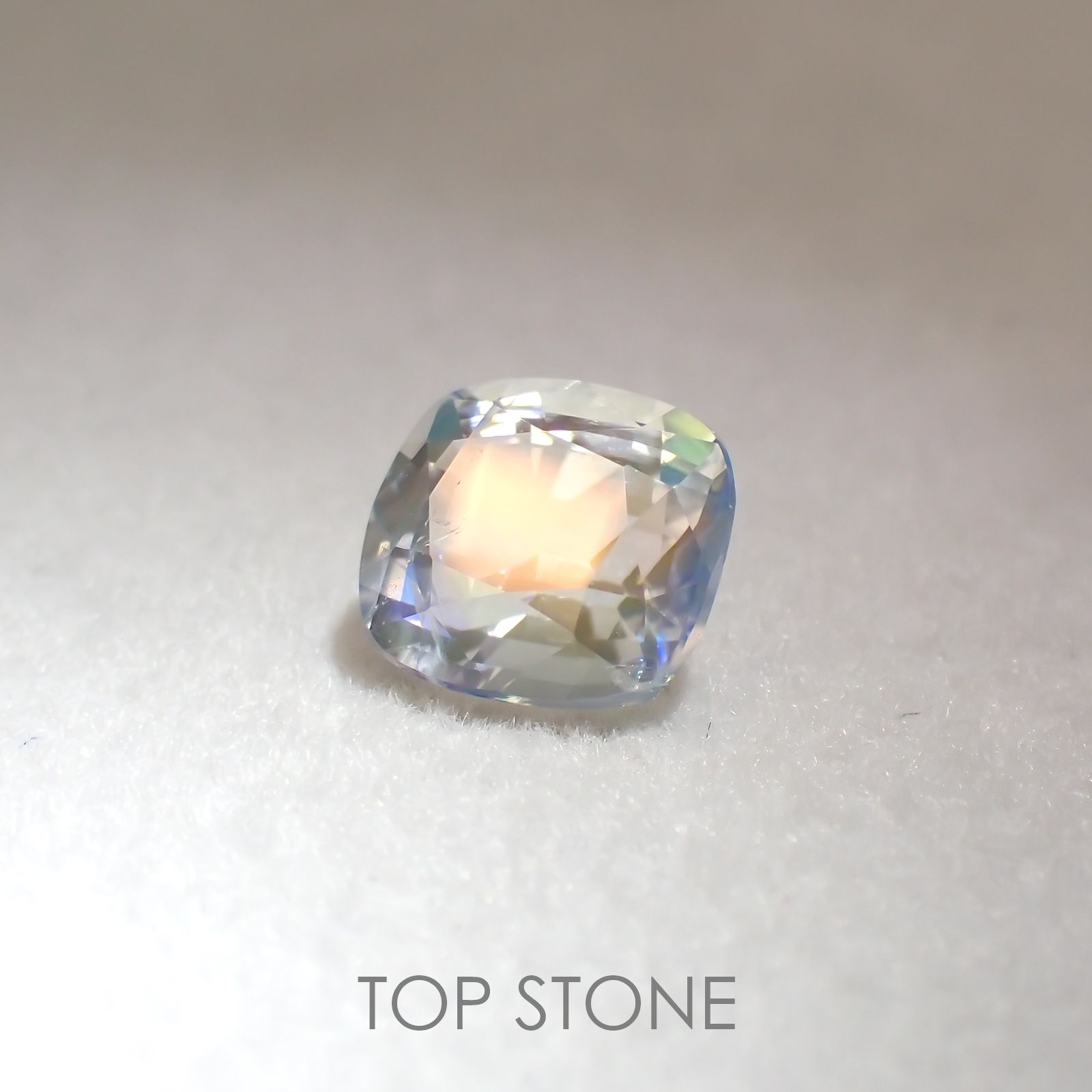 レインボームーンストーン(アンデシンラブラドライト) マダガスカル産 ルース 0.87ct[210410400]6.2×5.7mm前後