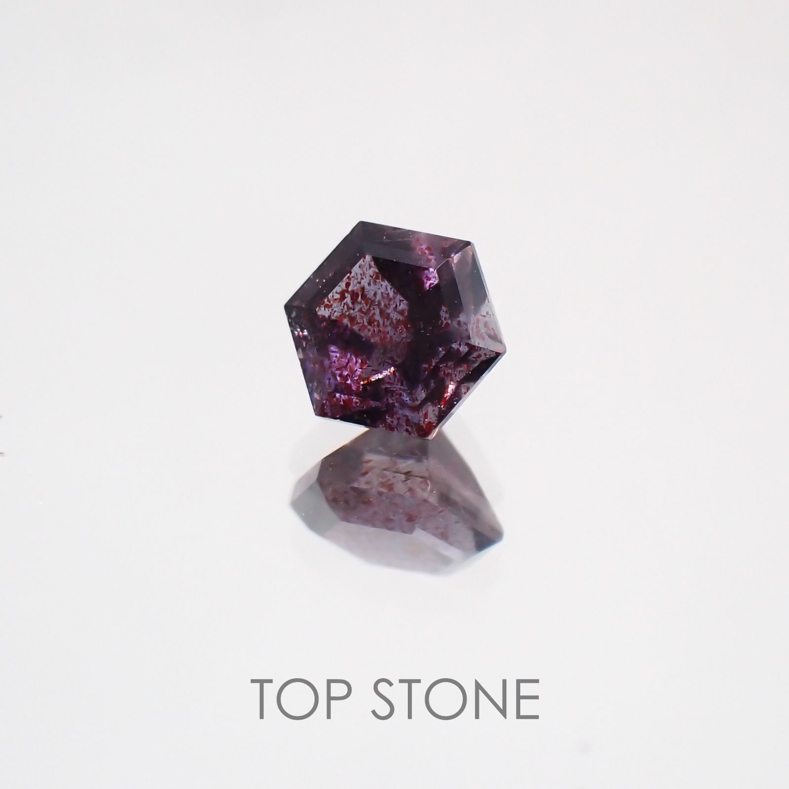 ◇ヘキサゴンカット◇ブラッドショットアイオライトSA インド産 ルース 0.31ct[210210085]4.1×4mm前後