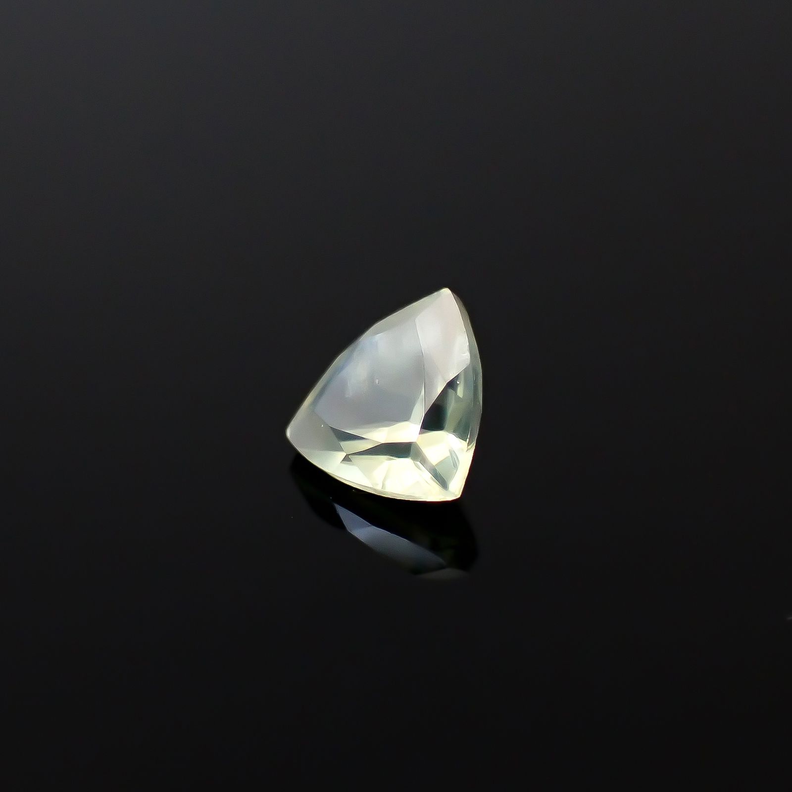クリソベリルキャッツアイ スリランカ産 0.24ct [250329929]4x3.9mm前後