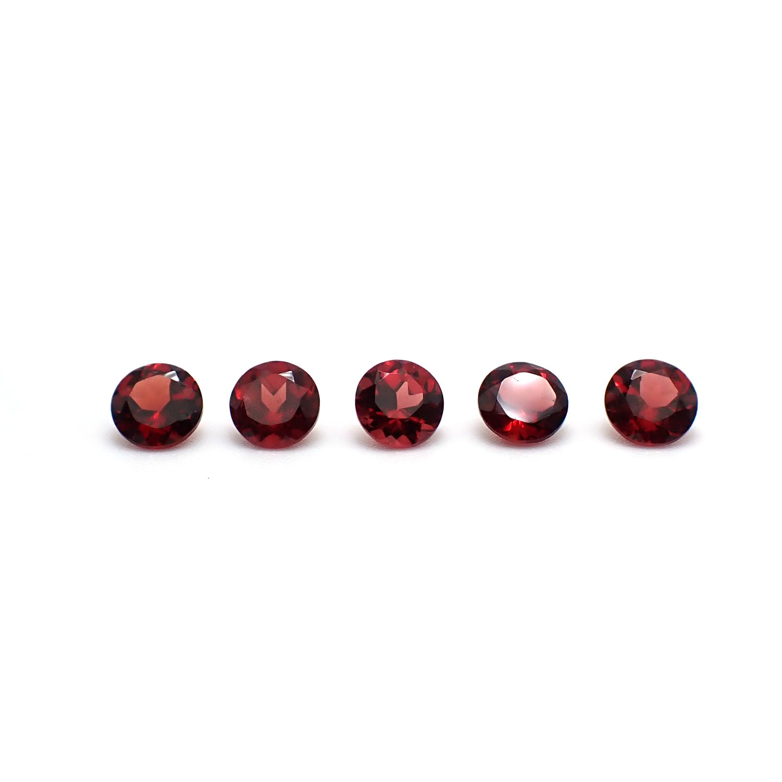 ◇ランダムセレクト◇パイロープアルマンディンガーネット モザンビーク産 約0.40ct / 4.5x4.5mm前後 [260532202-PAC]