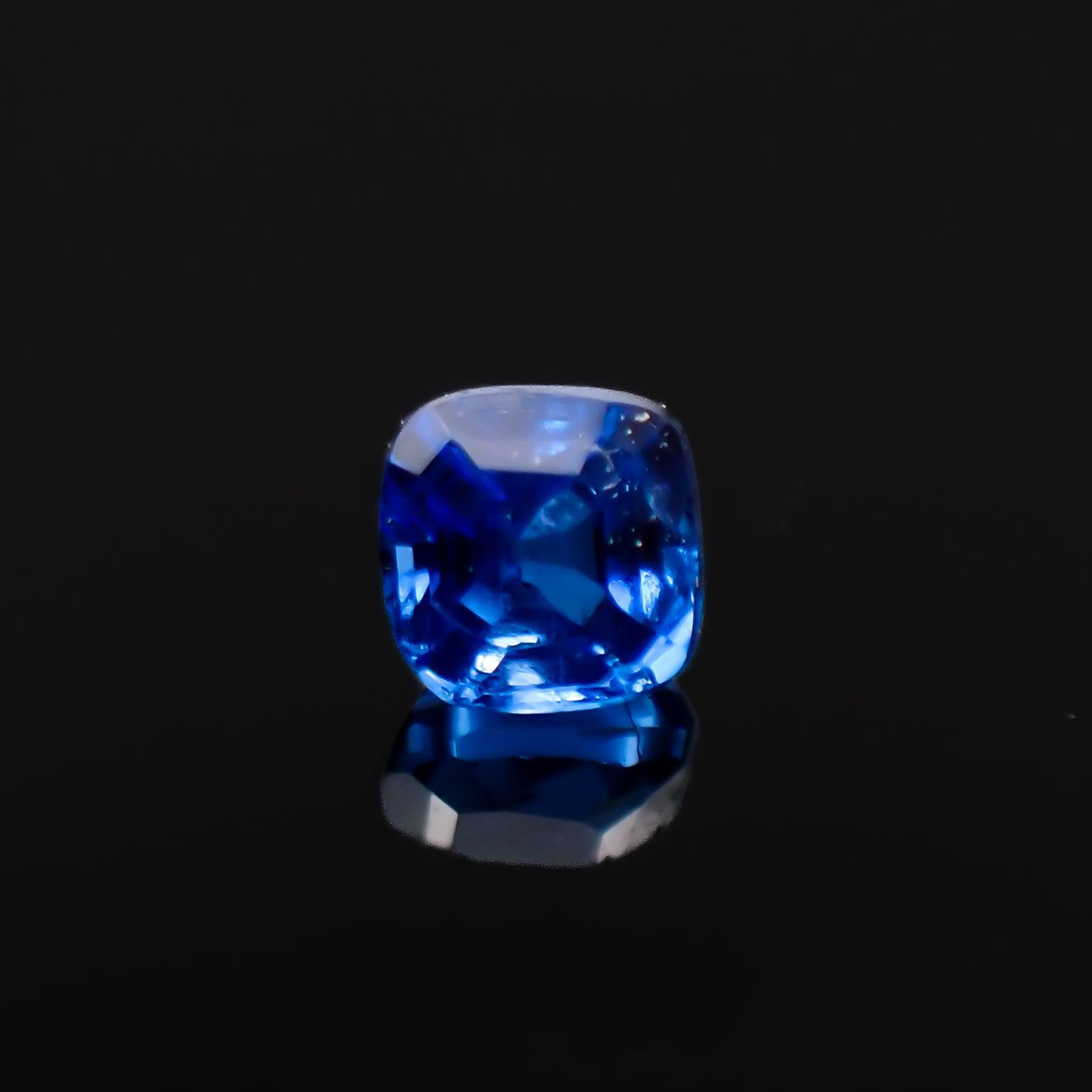 コバルトブルースピネル(宝石名コバルト ブルー・スピネル)ベトナム・ルクイエン産 0.053ct ソ付(彩珠)[221219526]2x1.9mm前後
