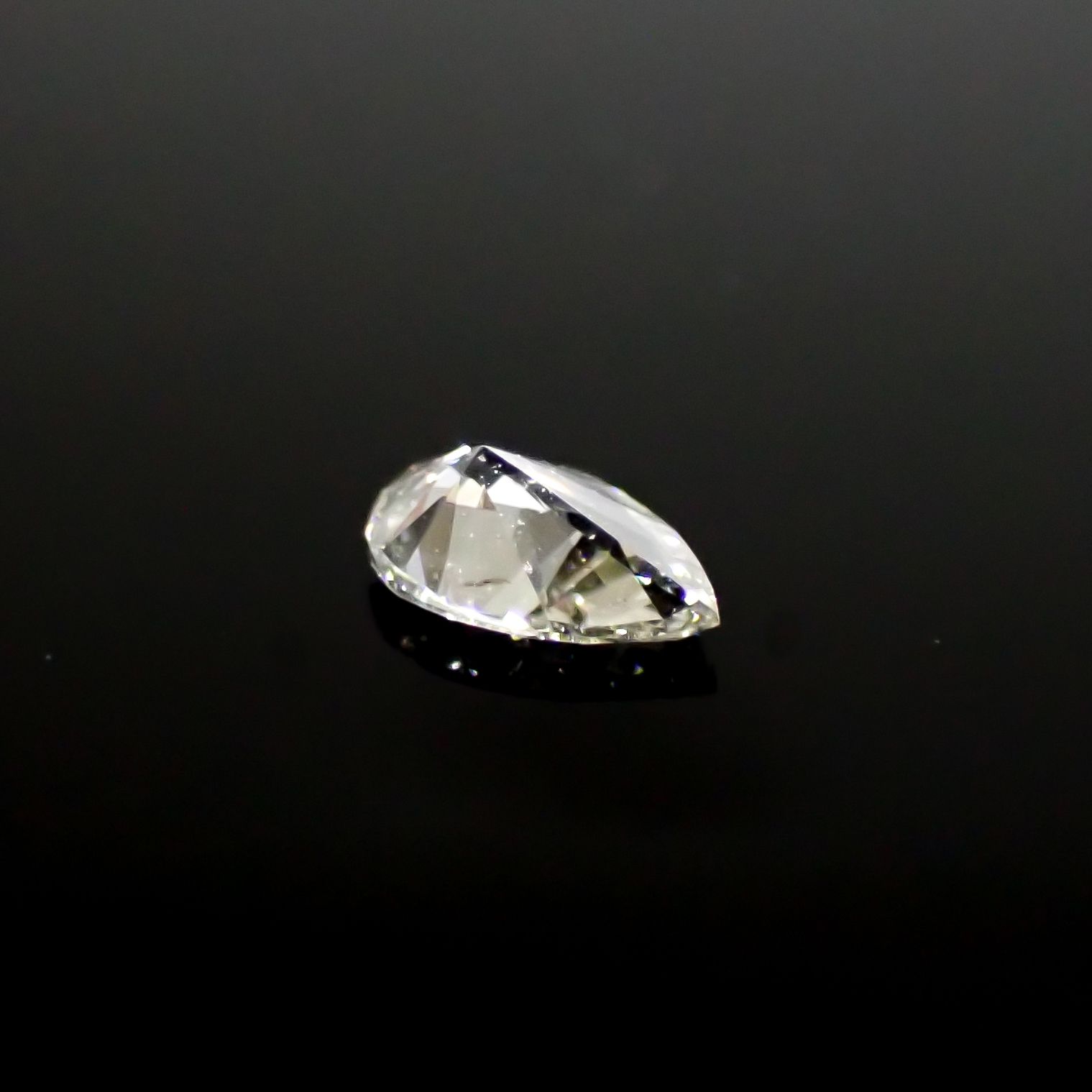 カメレオンダイヤモンド(グリーンダイヤモンド)(宝石名ダイアモンド SI-1/LIGHT GRAY GREEN ) 0.077ct ソ付(CGL)[240928973]3.68x2.31mm前後