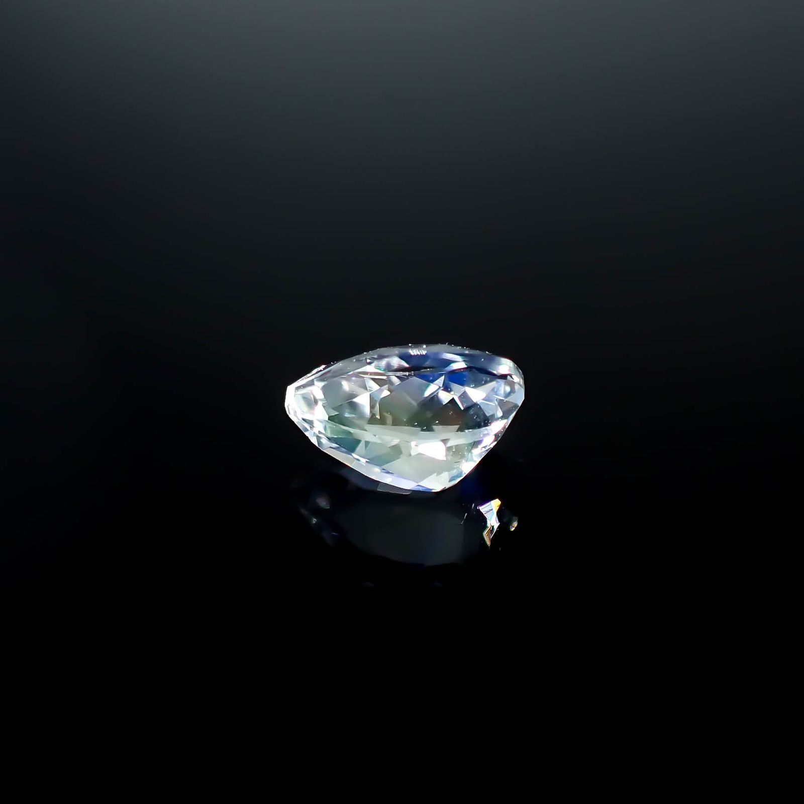 レインボームーンストーン ザンビア産 0.70ct [250730909]6.9x4.9mm前後