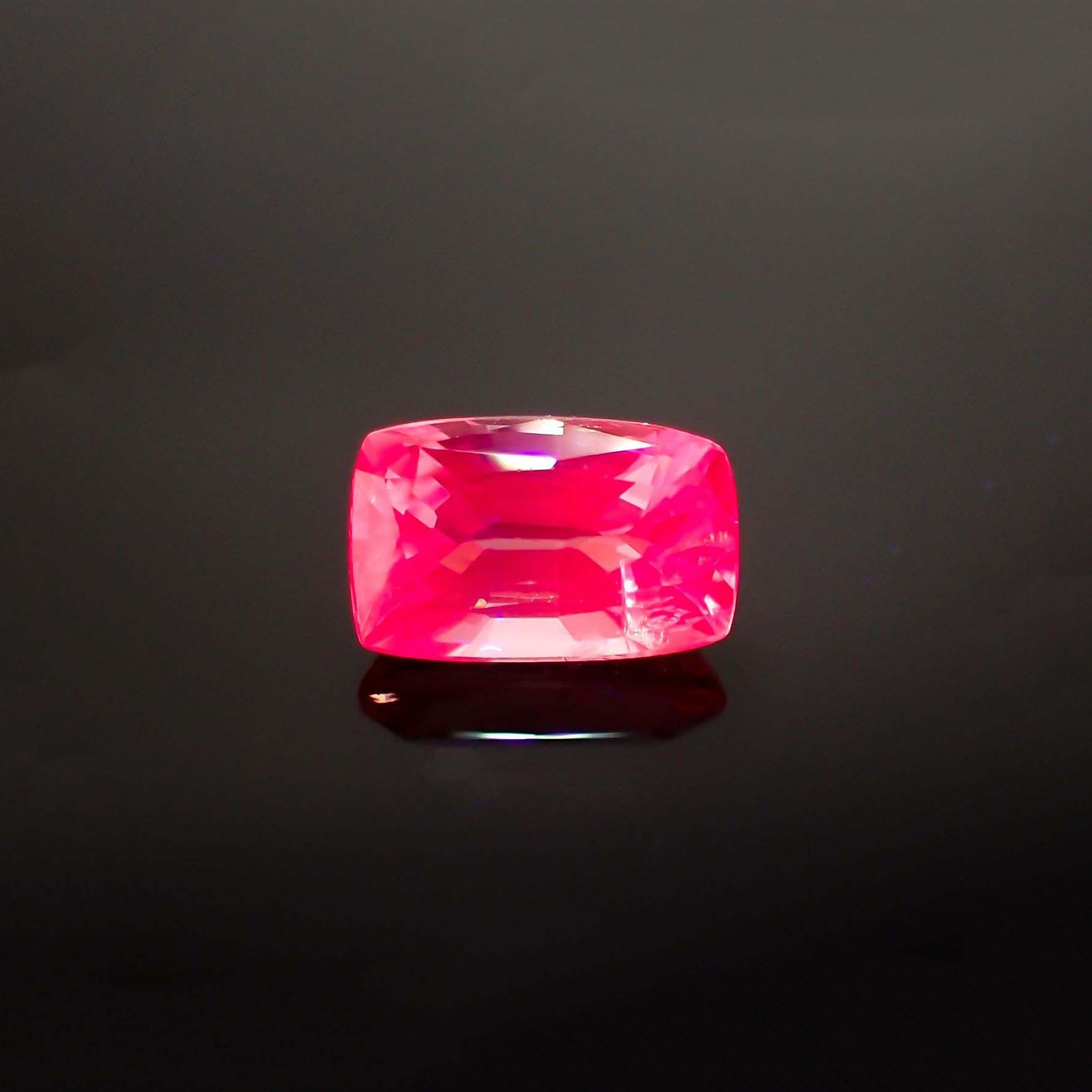 ピンクスピネル(宝石名ピンク・スピネル)タンザニア産 ソ付(彩珠) 1.179ct / 7.5x4.7mm前後 [260222573]