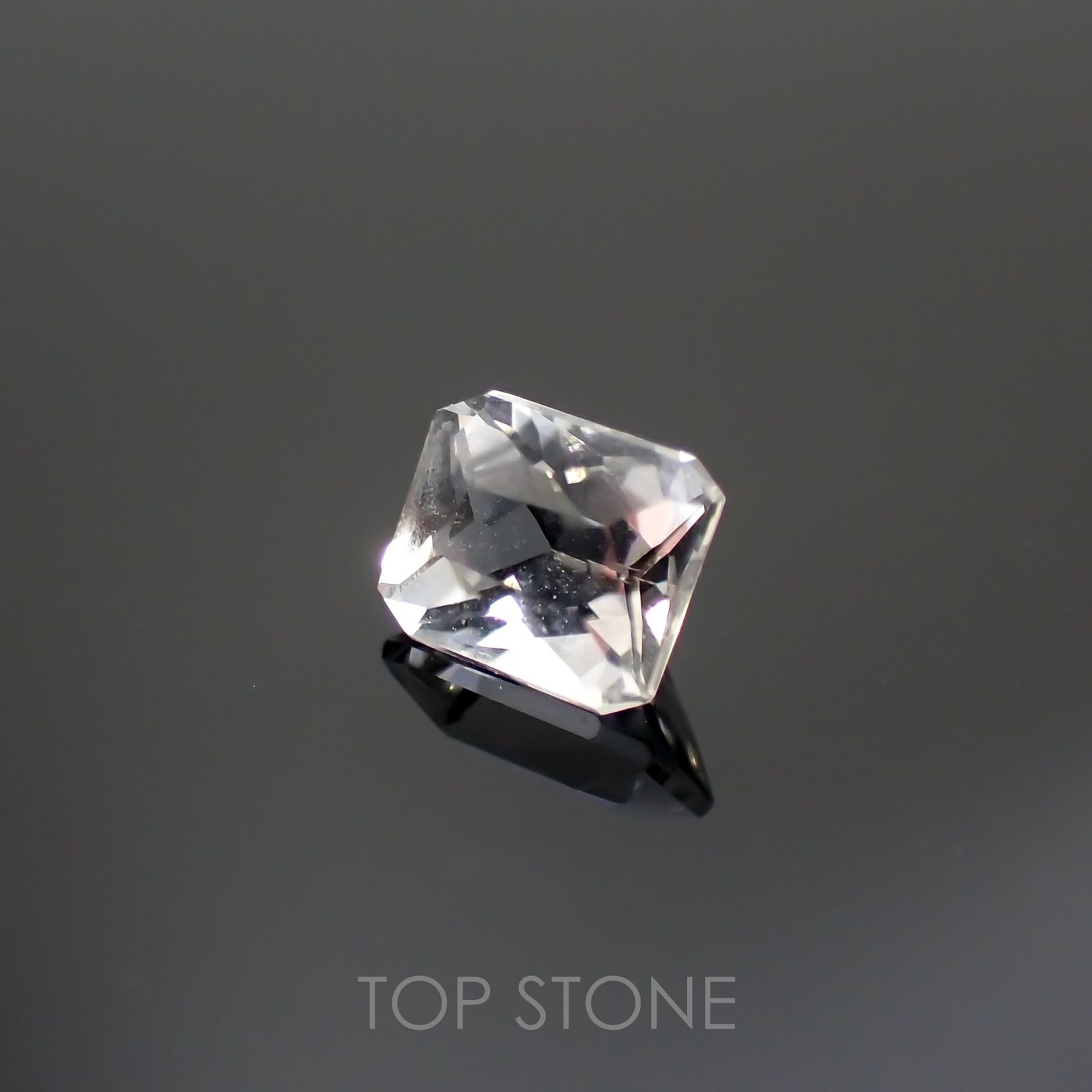 フェナカイト(宝石名フェナカイト)ブラジル産 0.48ct 識別済[220115164]5x4.1mm前後