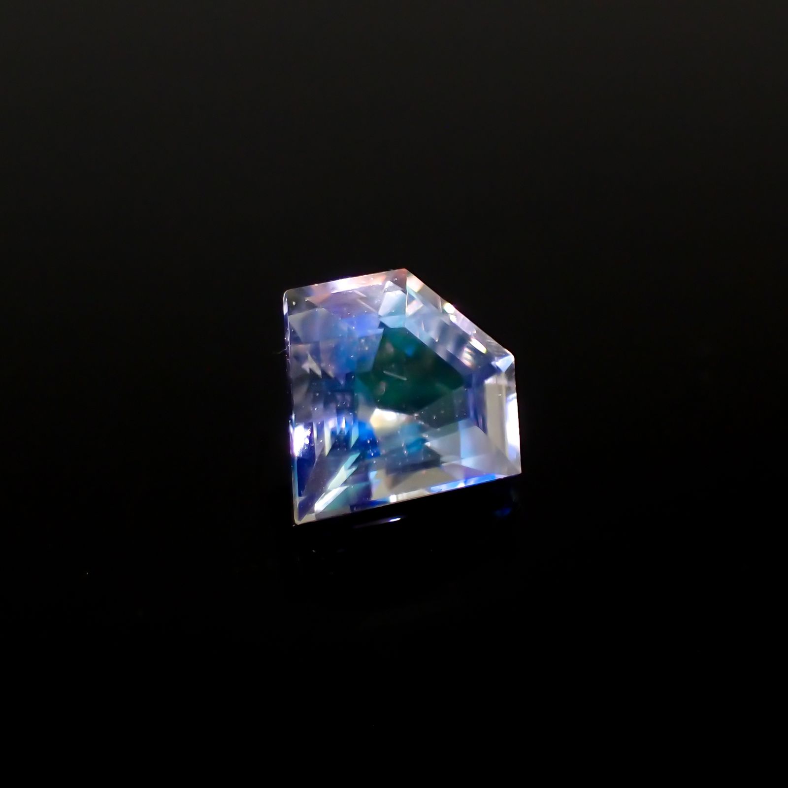 ◇カスタムカット◇レインボームーンストーン マダガスカル産 0.53ct[230923431]6.3x5.8mm前後