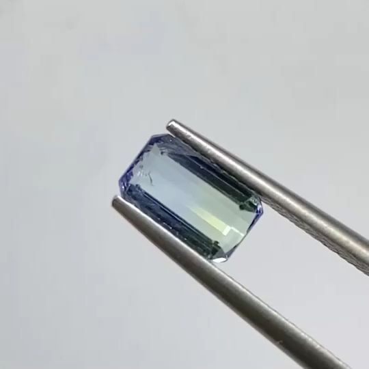 バイカラータンザナイト(宝石名バイカラー・ゾイサイト) タンザニア産