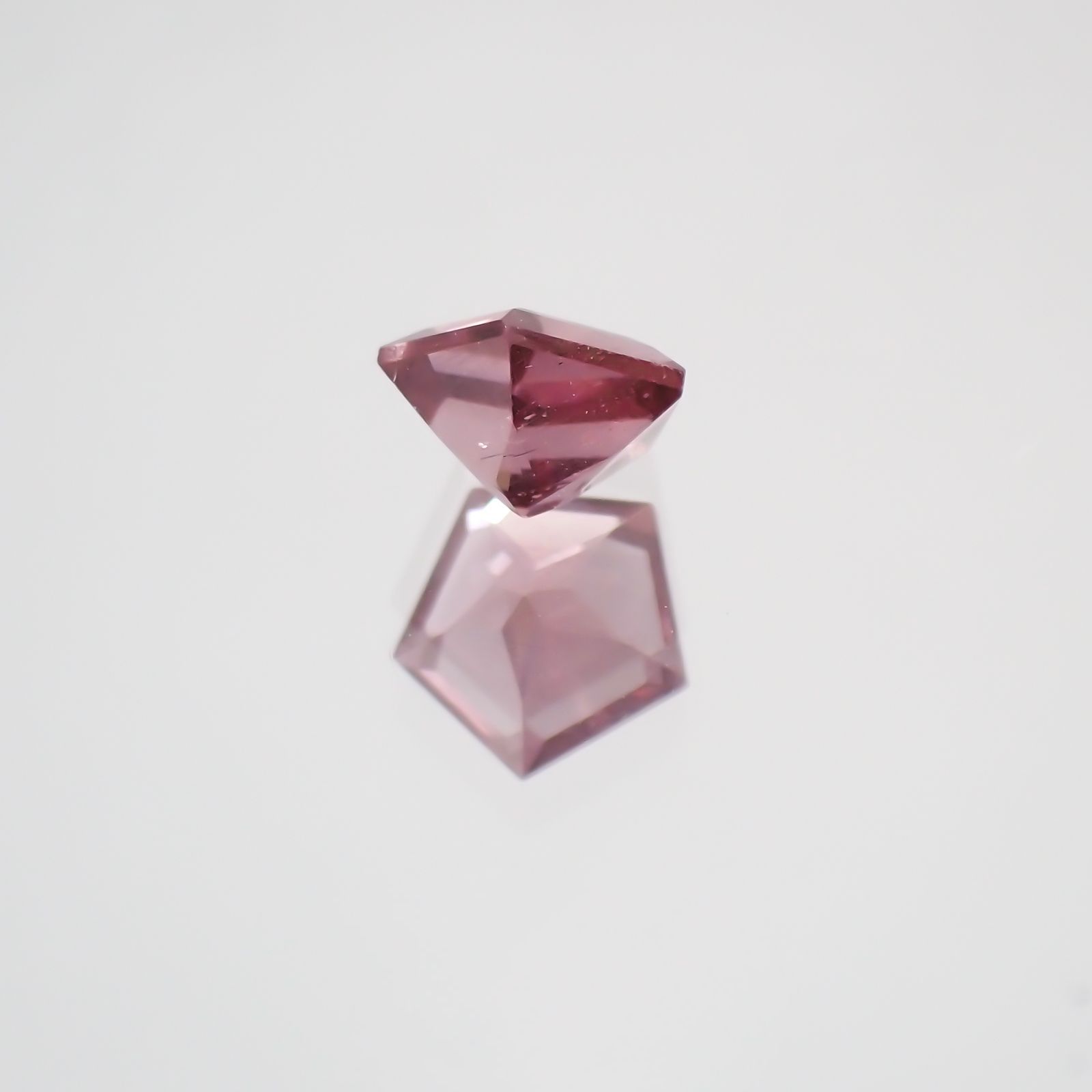 ◇ペンタゴンカット◇マラヤガーネットSA(宝石名ガーネット) タンザニア産 0.32ct 識別済[210210089]4.1×4.3mm前後