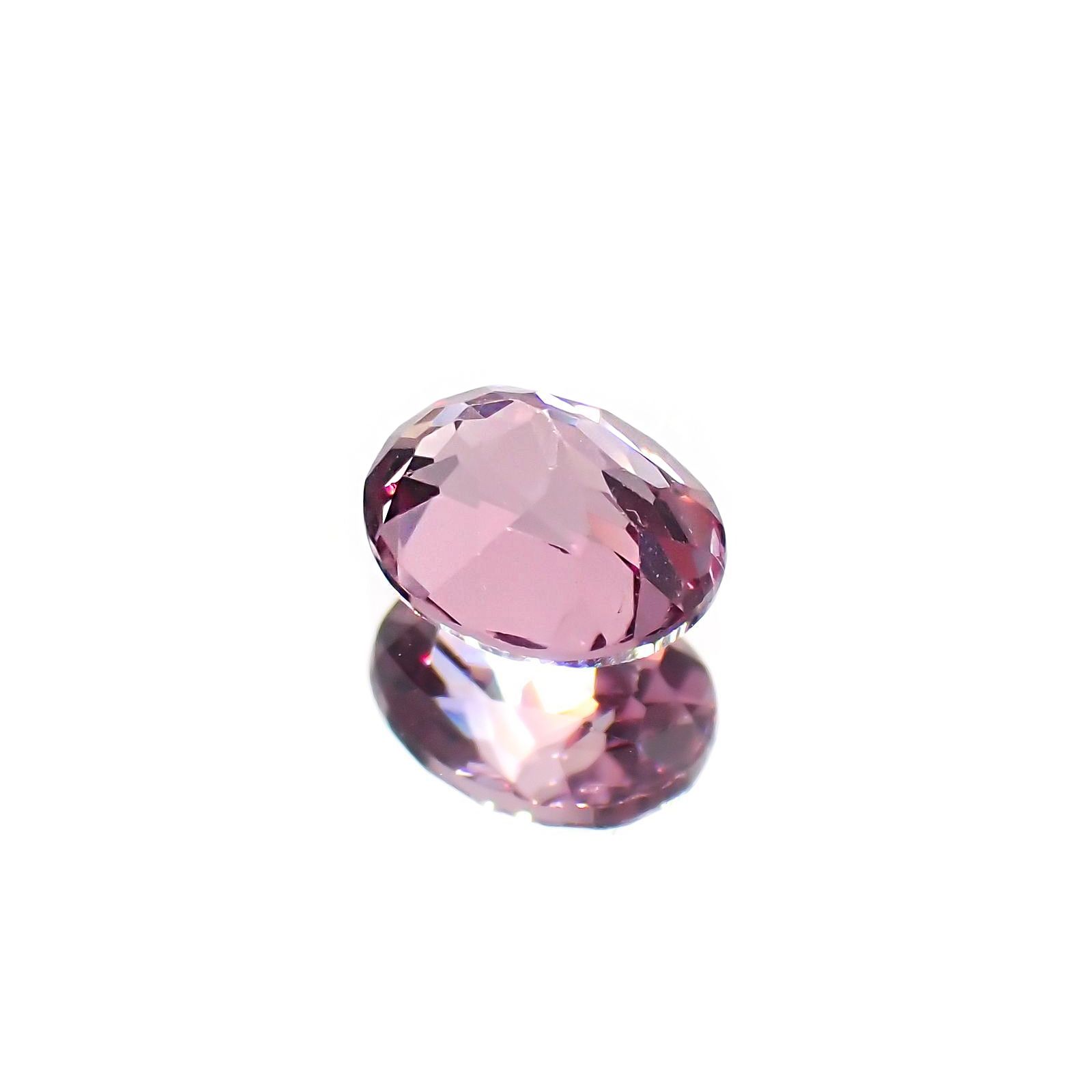 カラーシフトマラヤガーネット(宝石名ガーネット)タンザニア産 識別済 0.90ct / 6.1x4.9mm前後 [260415005]