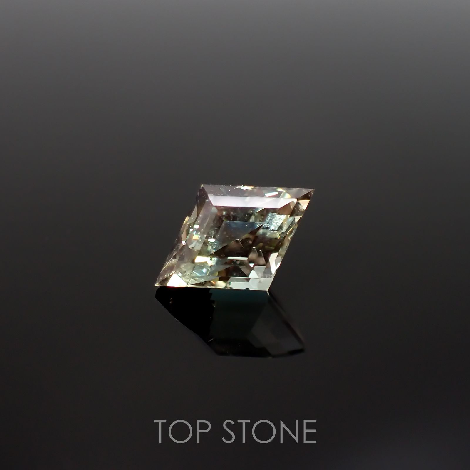 ◇カスタムカット◇バイカラーオレゴンサンストーン(宝石名ラブラドライト)アメリカ・オレゴン州産 2.67ct 識別済[220616272]12.5x8.2mm前後