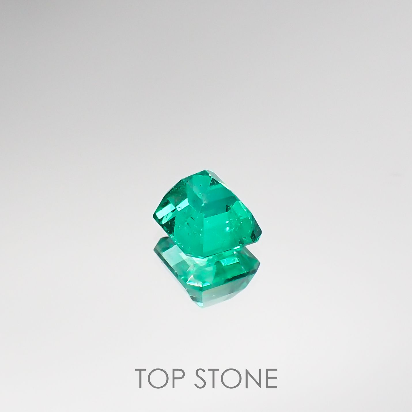 エメラルド コロンビア産 ルース 0.64ct[210711708]5.3×4.7mm前後