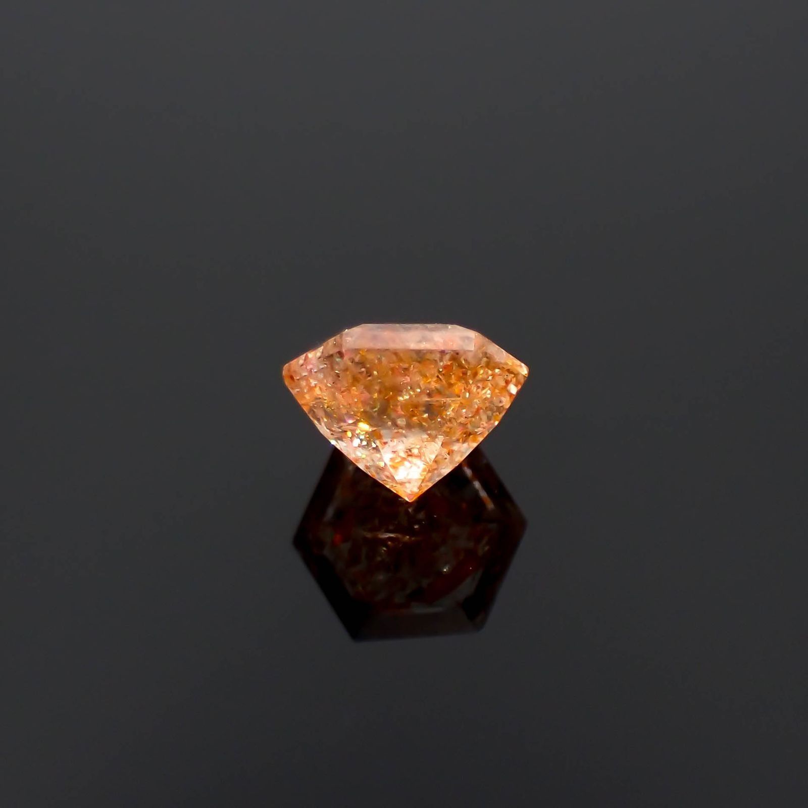 ◇ヘキサゴンカット◇イリュージョンサンストーンイリュージョンサンストーン タンザニア産 0.62ct / 5.2x5.1mm前後 [230320959]