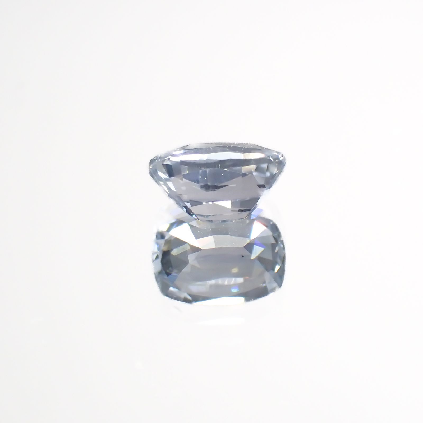 アイスブルーサファイア(宝石名サファイア)スリランカ/マダガスカル産 0.54ct 識別済[220918076]5.4x3.7mm前後